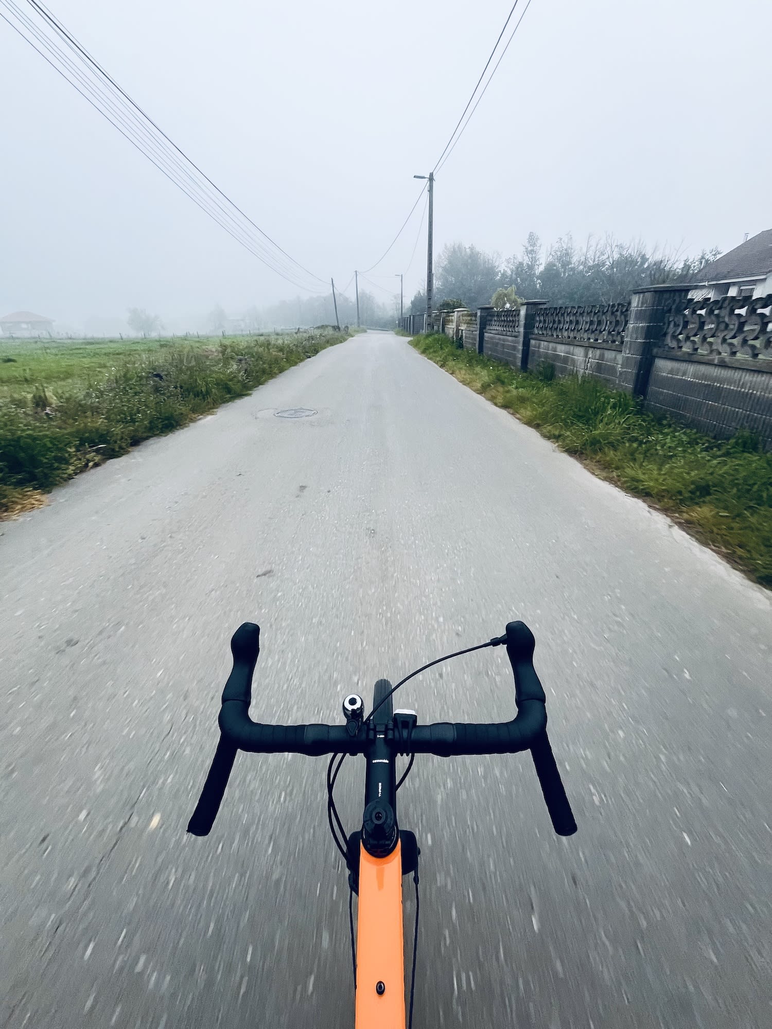 Una carretera donde se ve mi bicicleta y una niebla que nos rodea Una carretera donde se ve mi bicicleta y una niebla que nos rodea