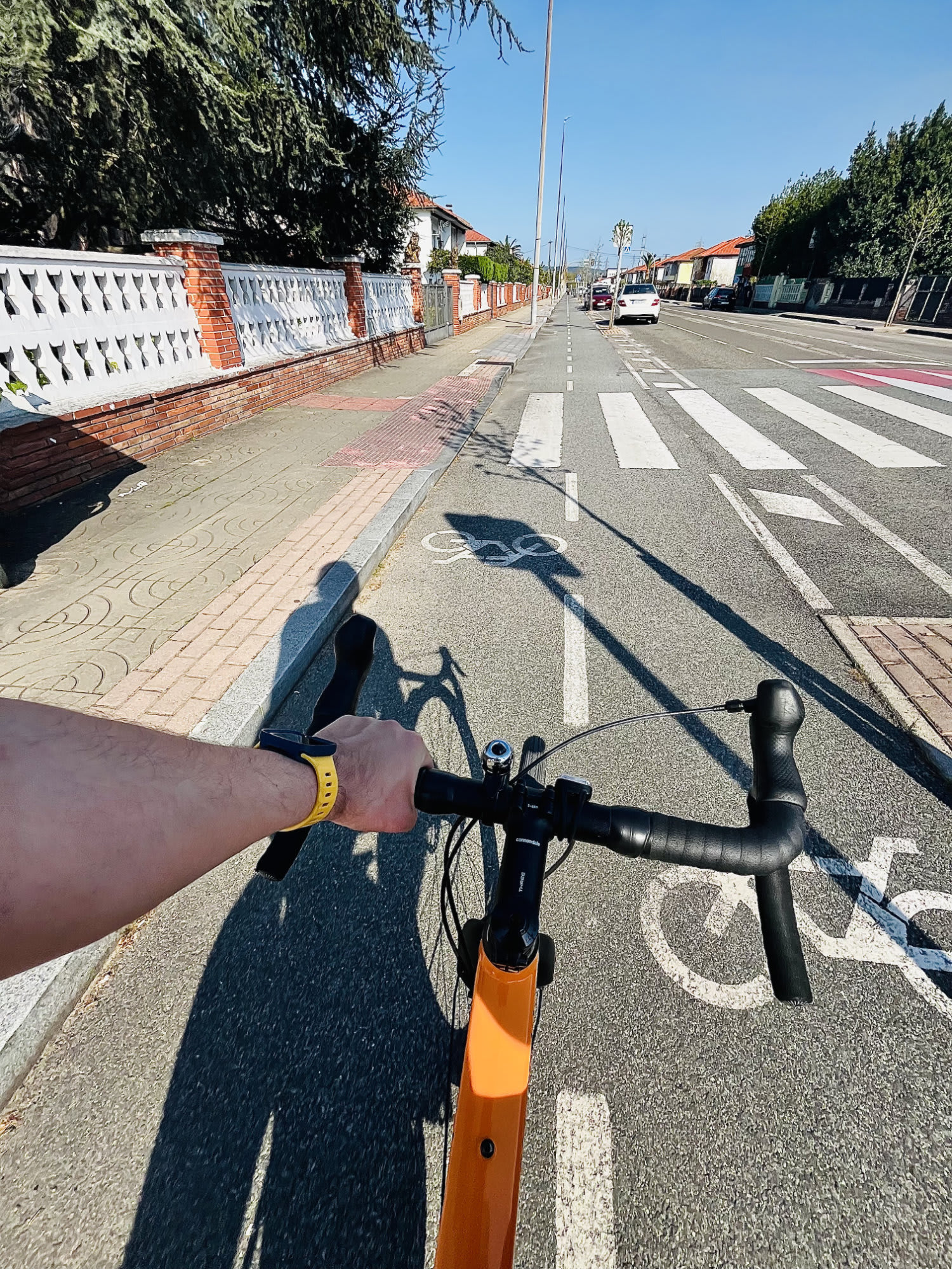 Mi bicicleta por un carril bici.