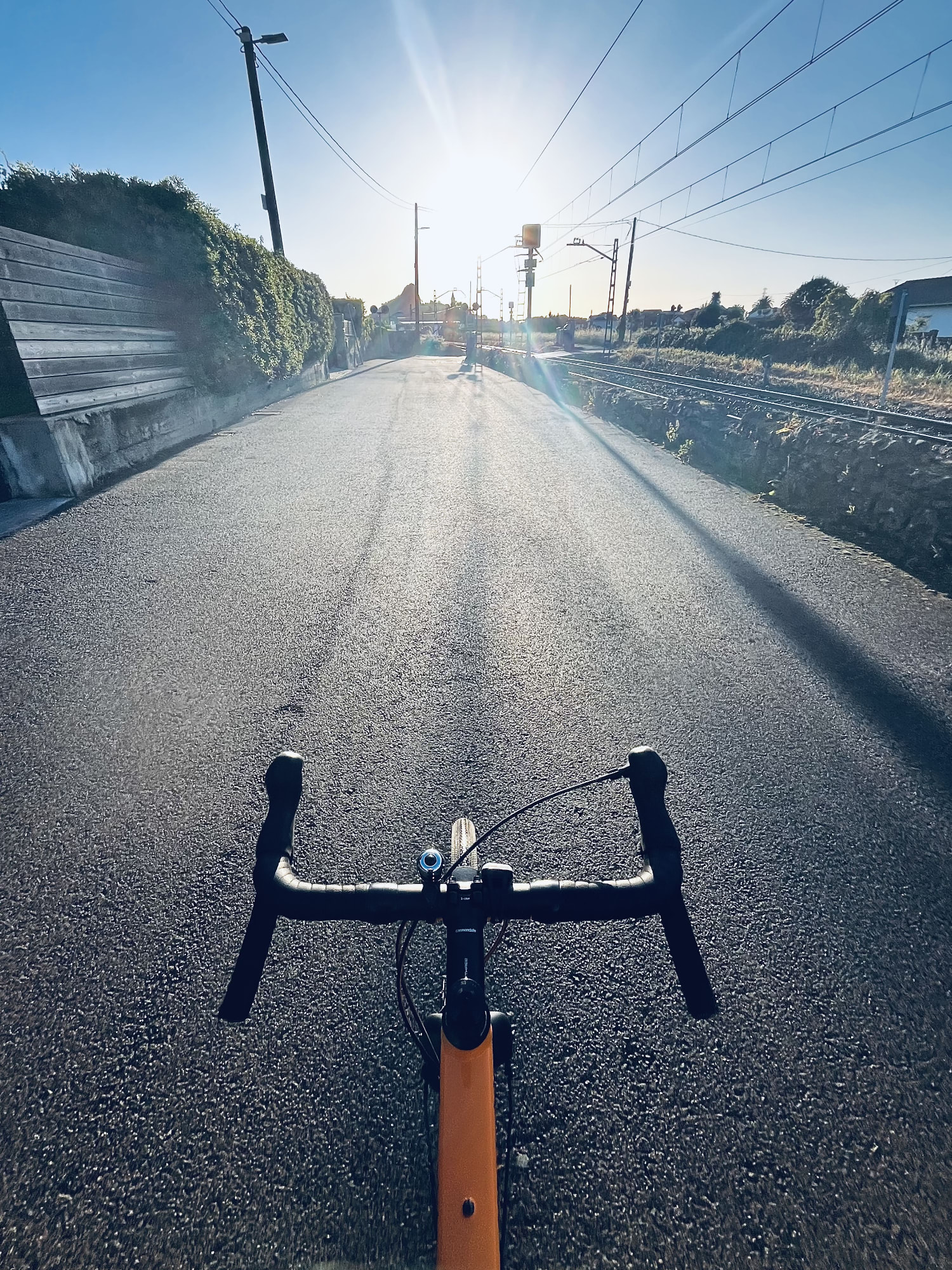 Una carretera de camino a la oficina. Hace sol. Una carretera de camino a la oficina. Hace sol.