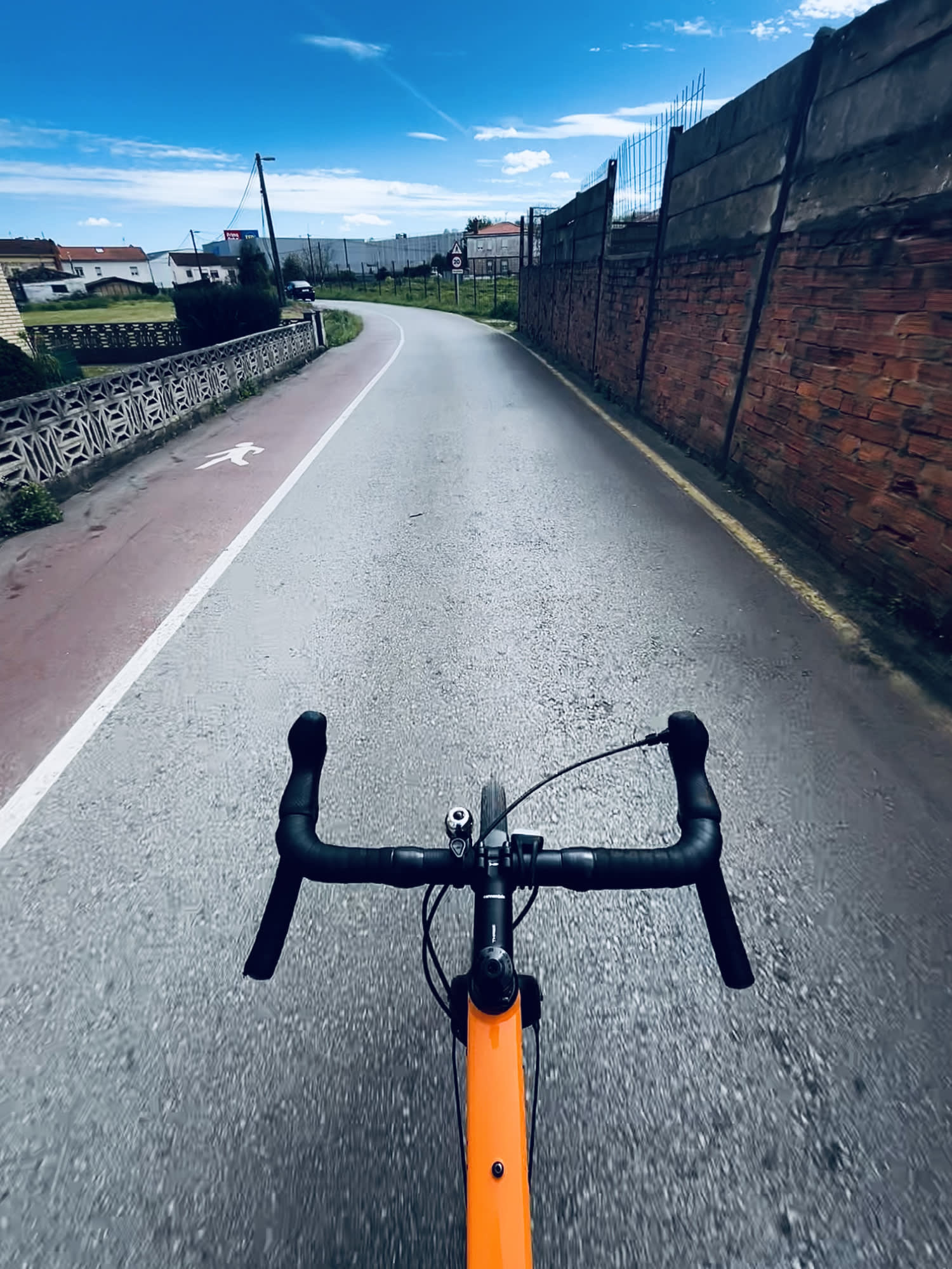 Una carretera secundaria, de camino al súpermercado.