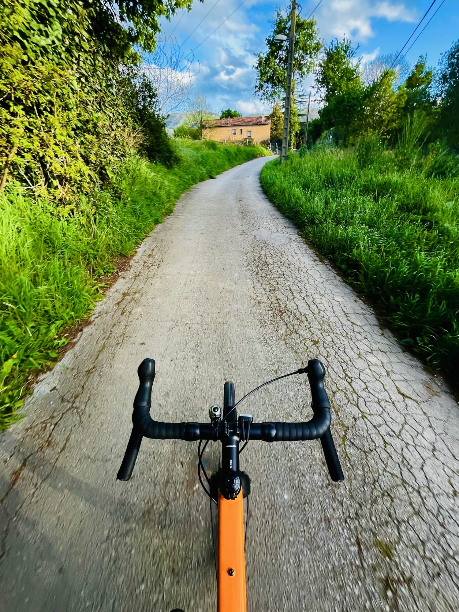 Un camino con una casa antigua al fondo. Un camino con una casa antigua al fondo.