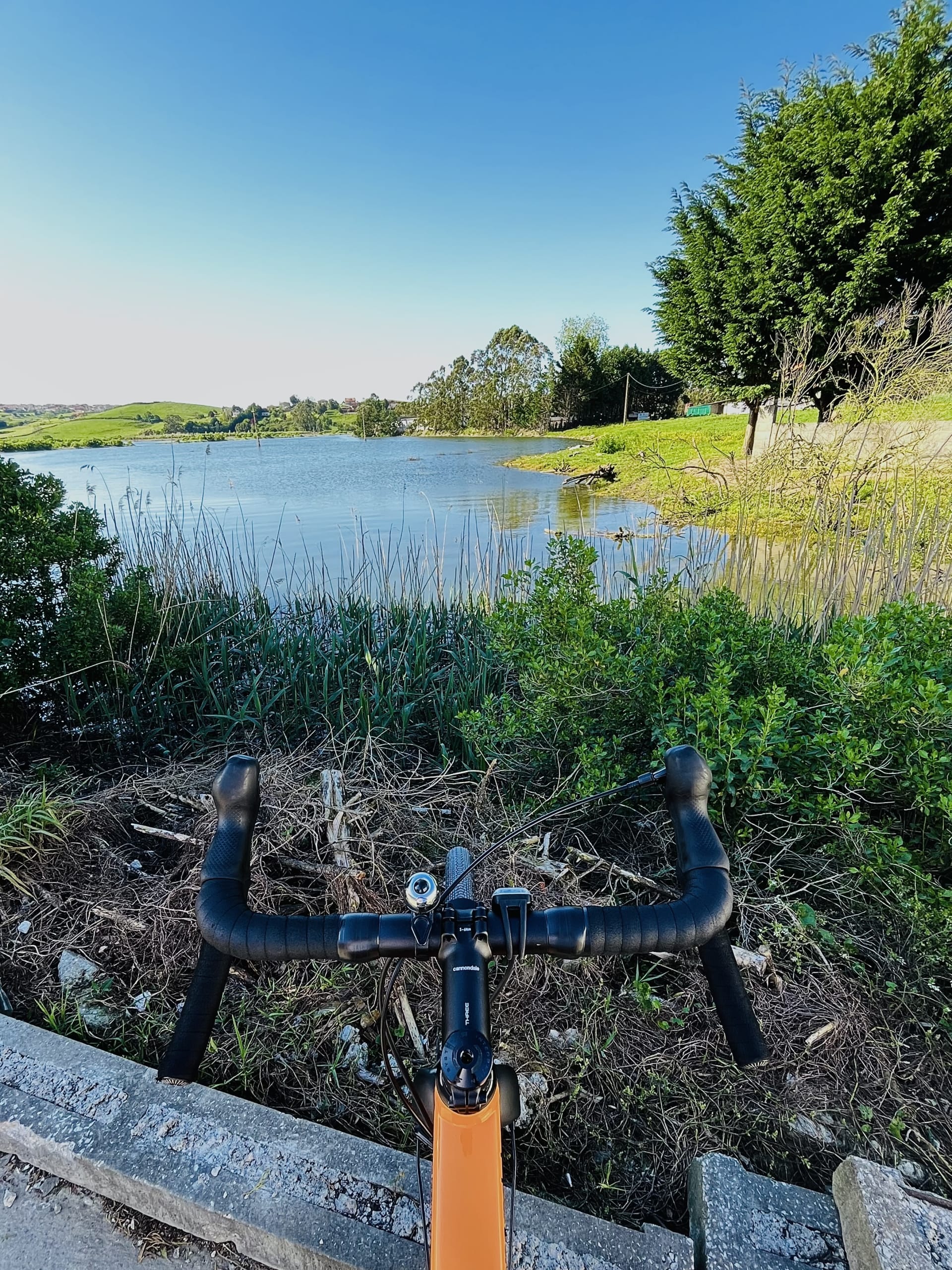 La ría de San Martín de la Arena, a su paso por Cudón. La ría de San Martín de la Arena, a su paso por Cudón.