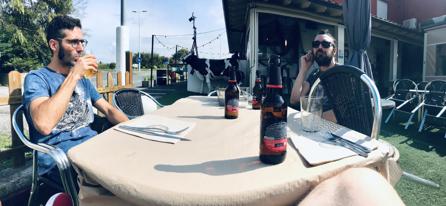 Mis amigos Jaime y César, comiendo cerca de Tagle