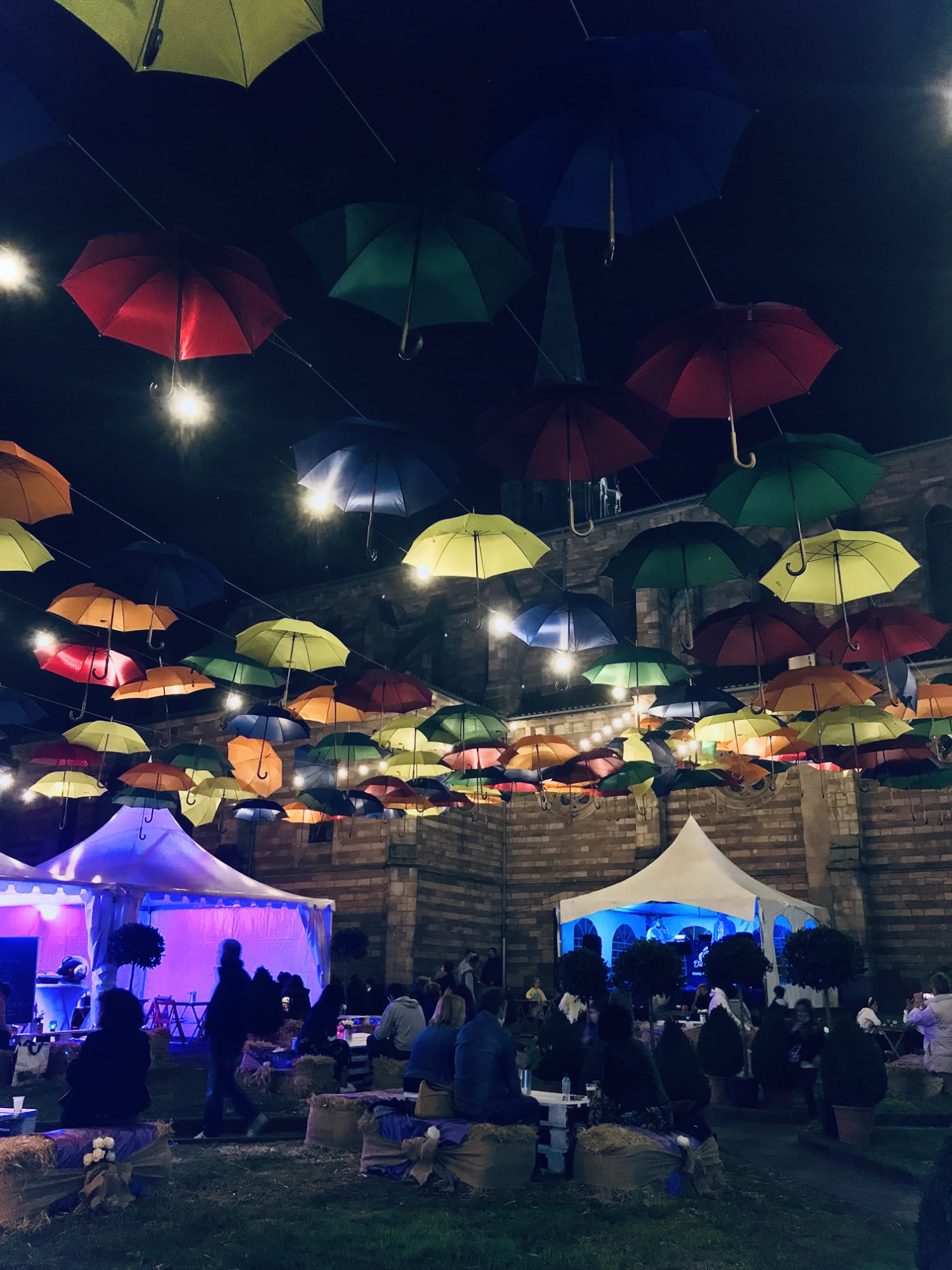 Paragüas de colores con motivo de las fiestas del barrio La Inmobiliaria