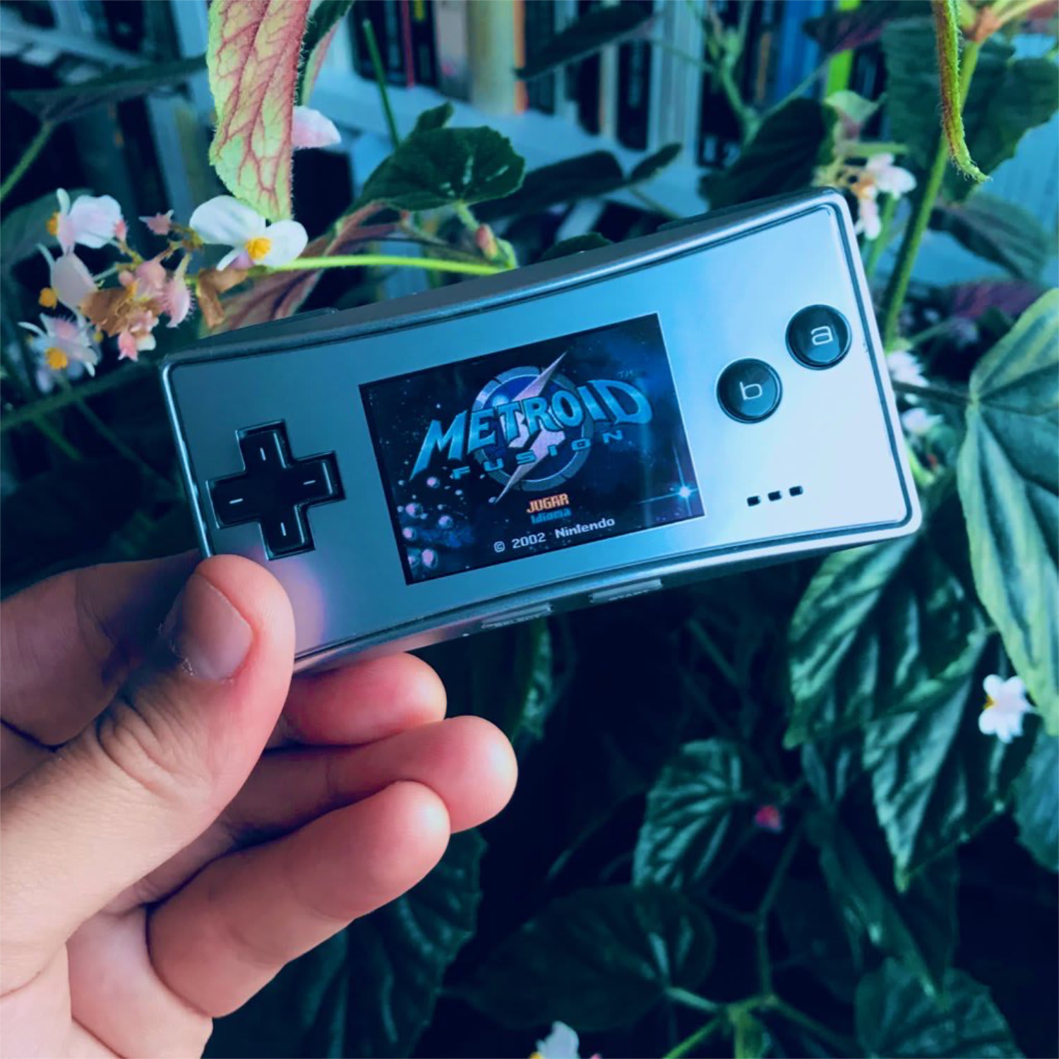 Game Boy Micro con el juego Metroid Fusion