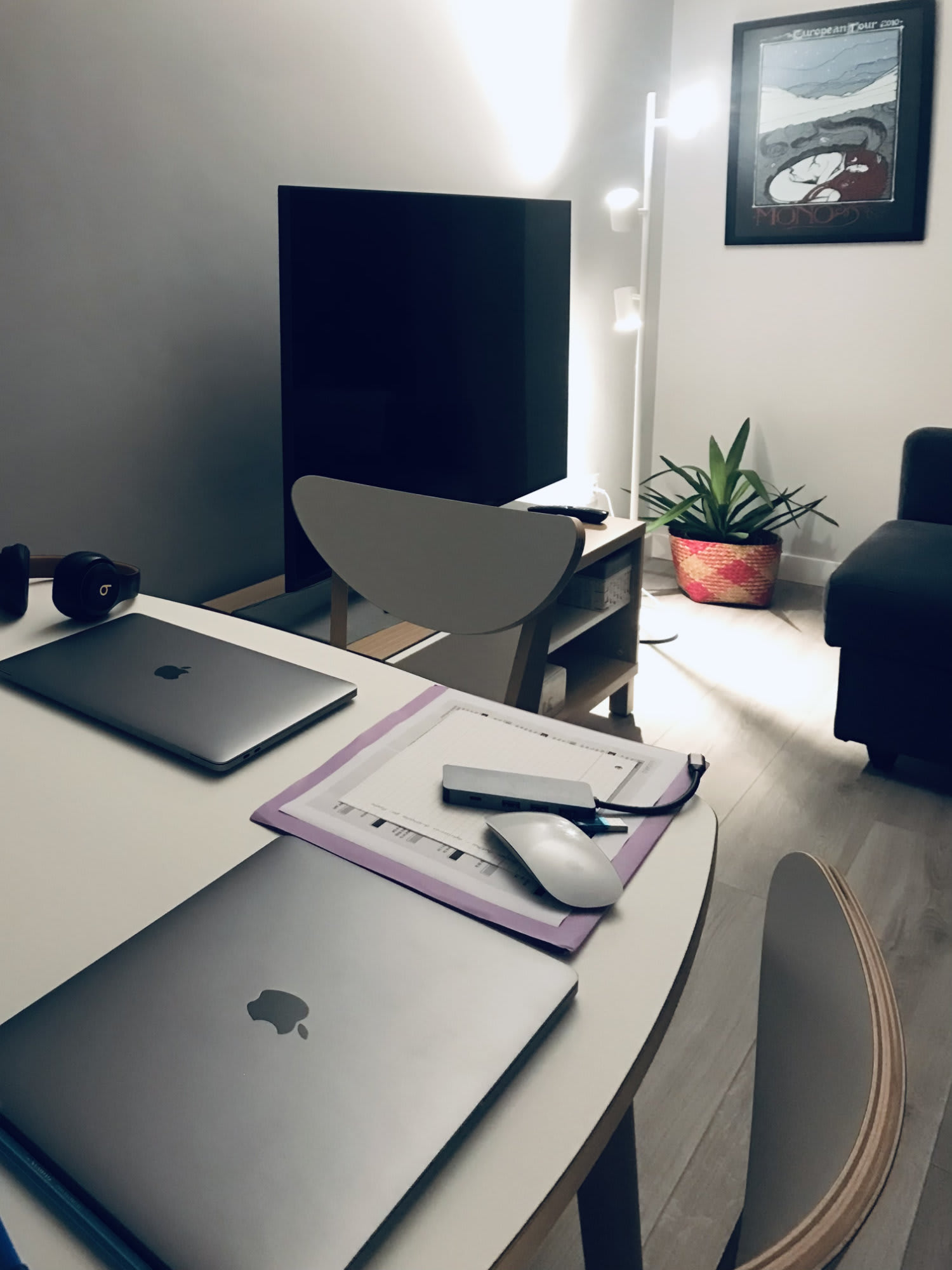 Dos portátiles de Apple en un salón