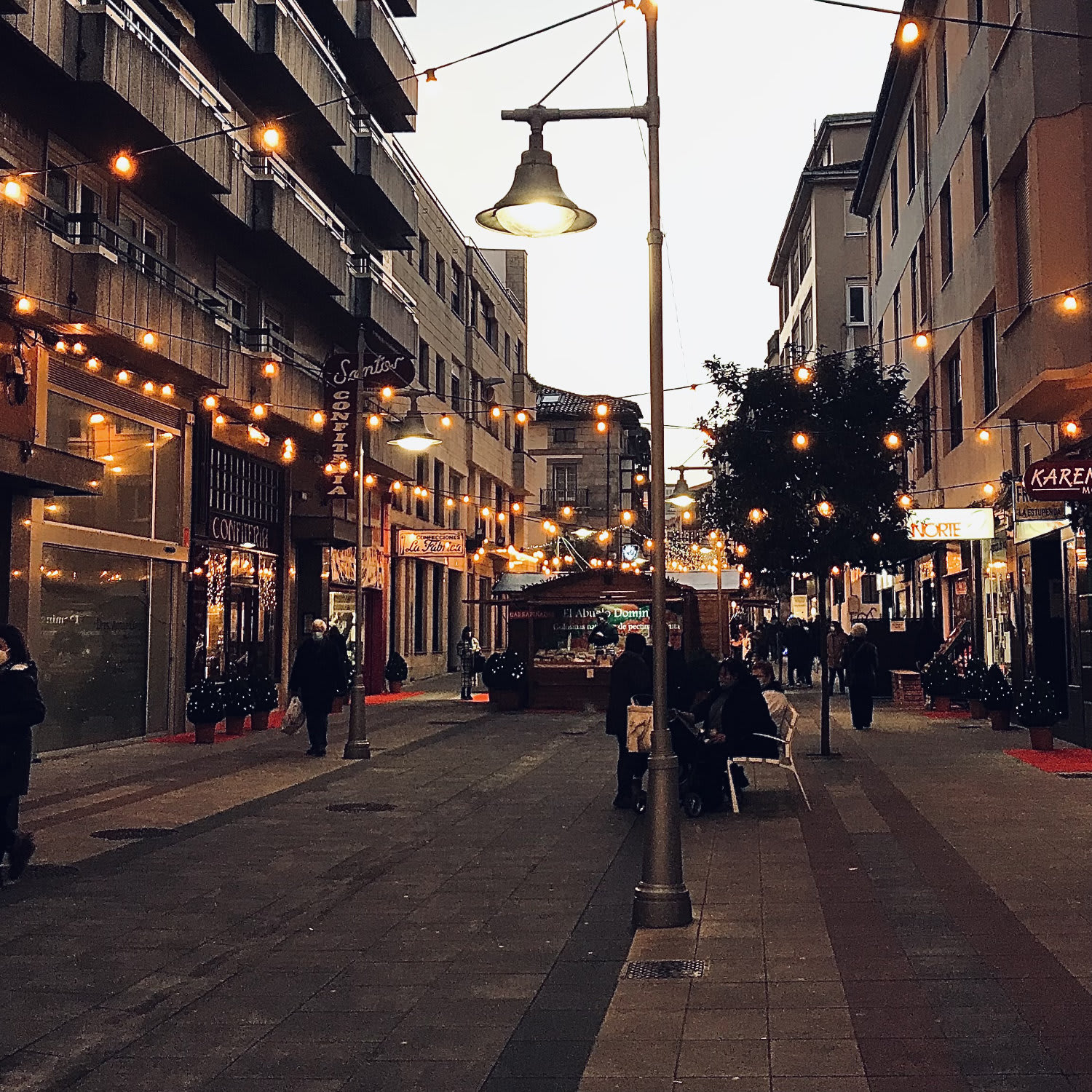 La calle Consolación en fiestas, en Torrelavega