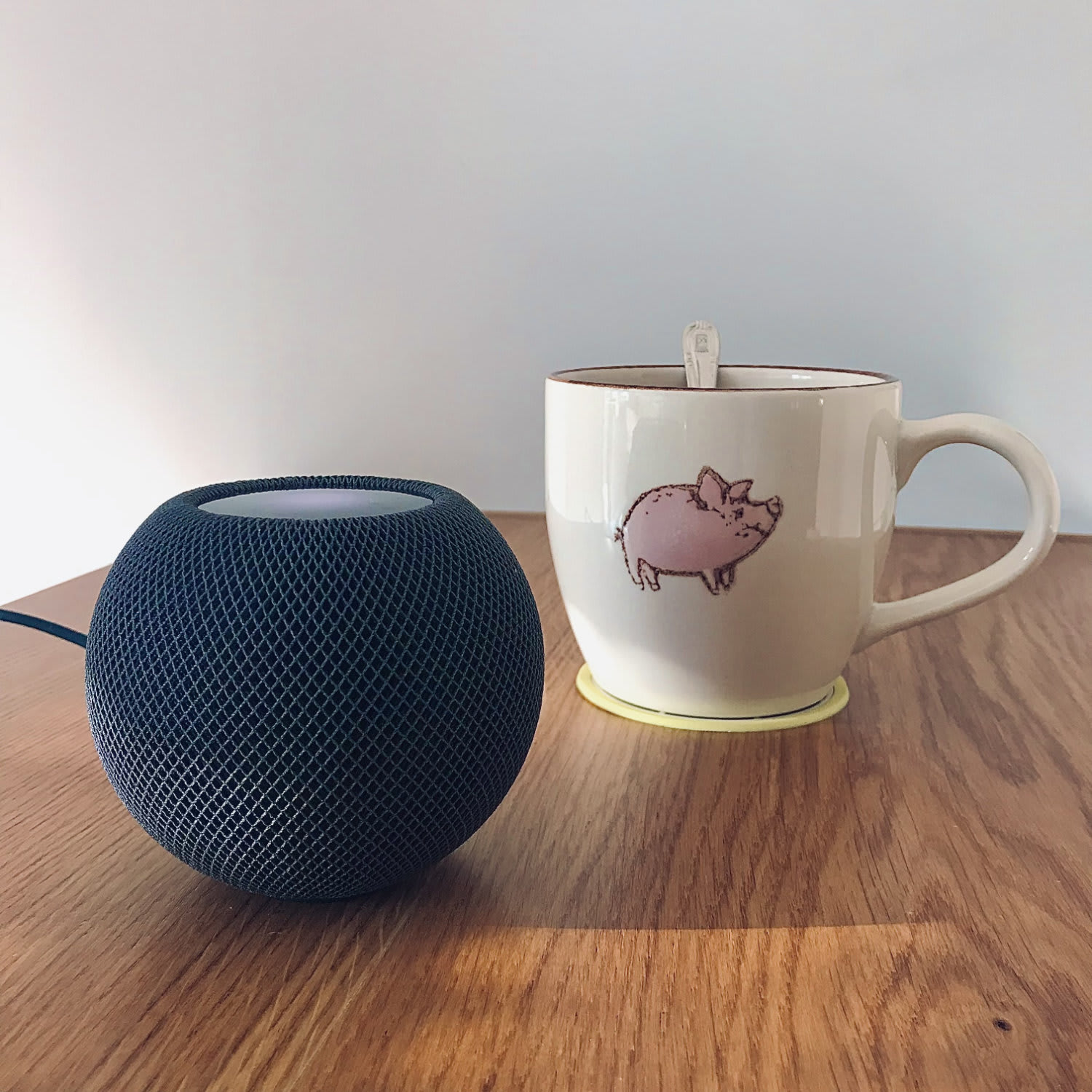 Un Homepod mini y una taza de tachocao con el motivo de un chon