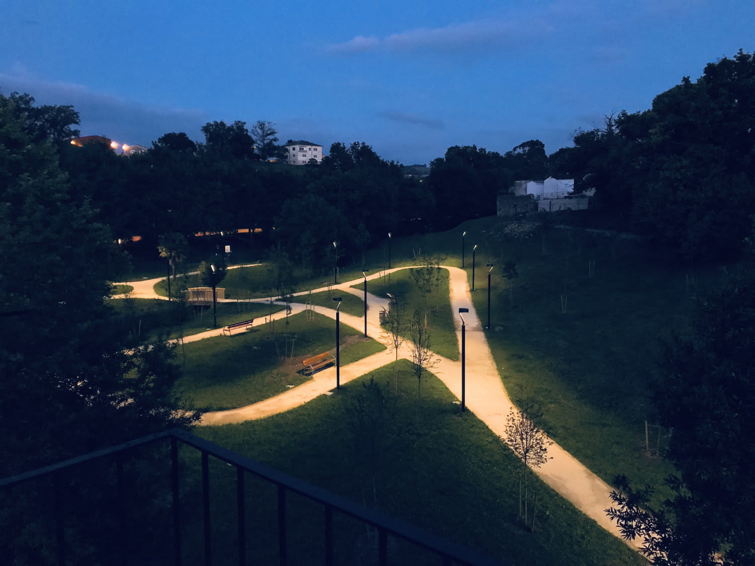 El nuevo Parque Miravalles con su nueva iluminación