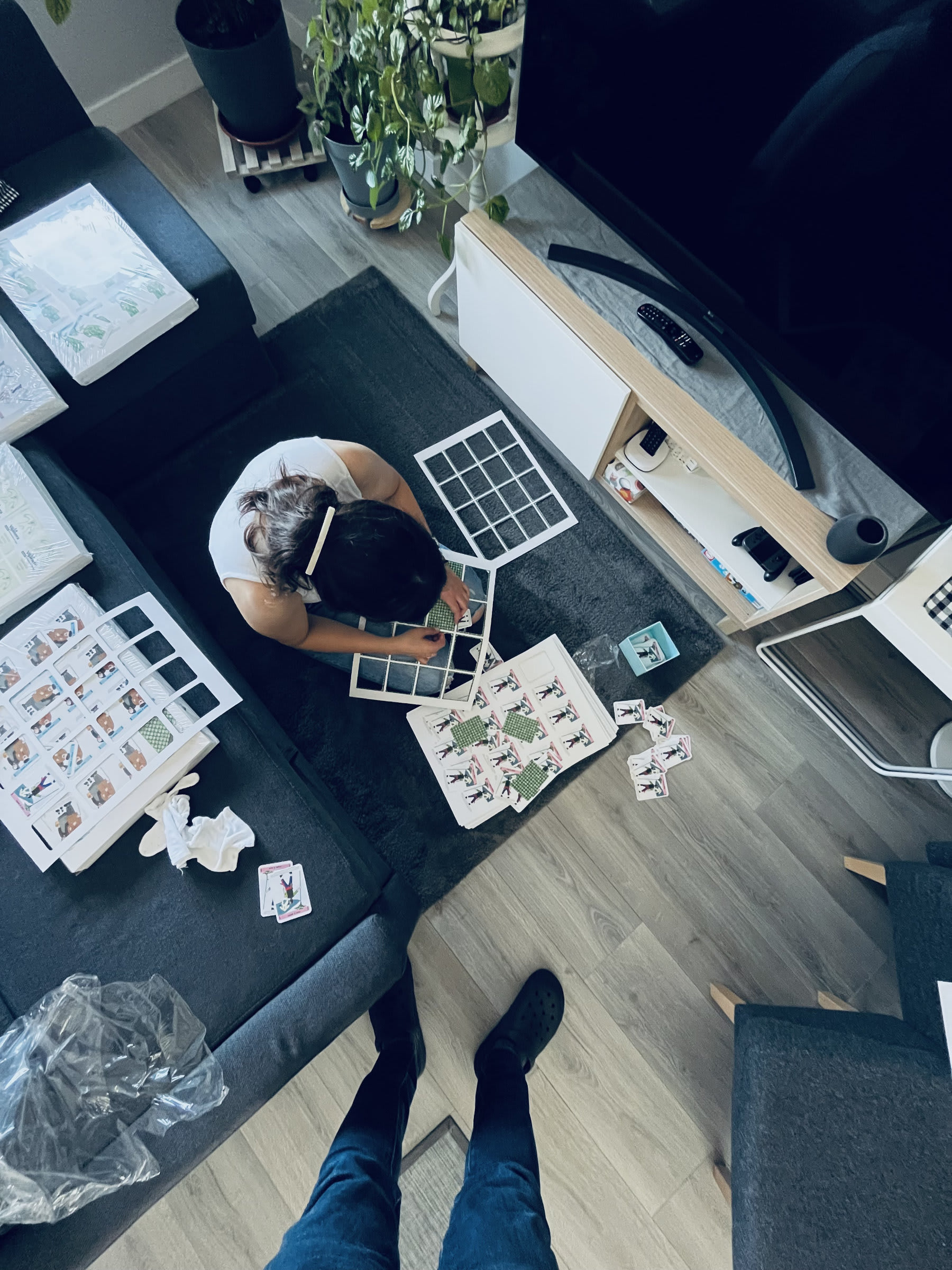 Sara trabajando en el juego de cartas de la Vijanera Sara trabajando en el juego de cartas de la Vijanera