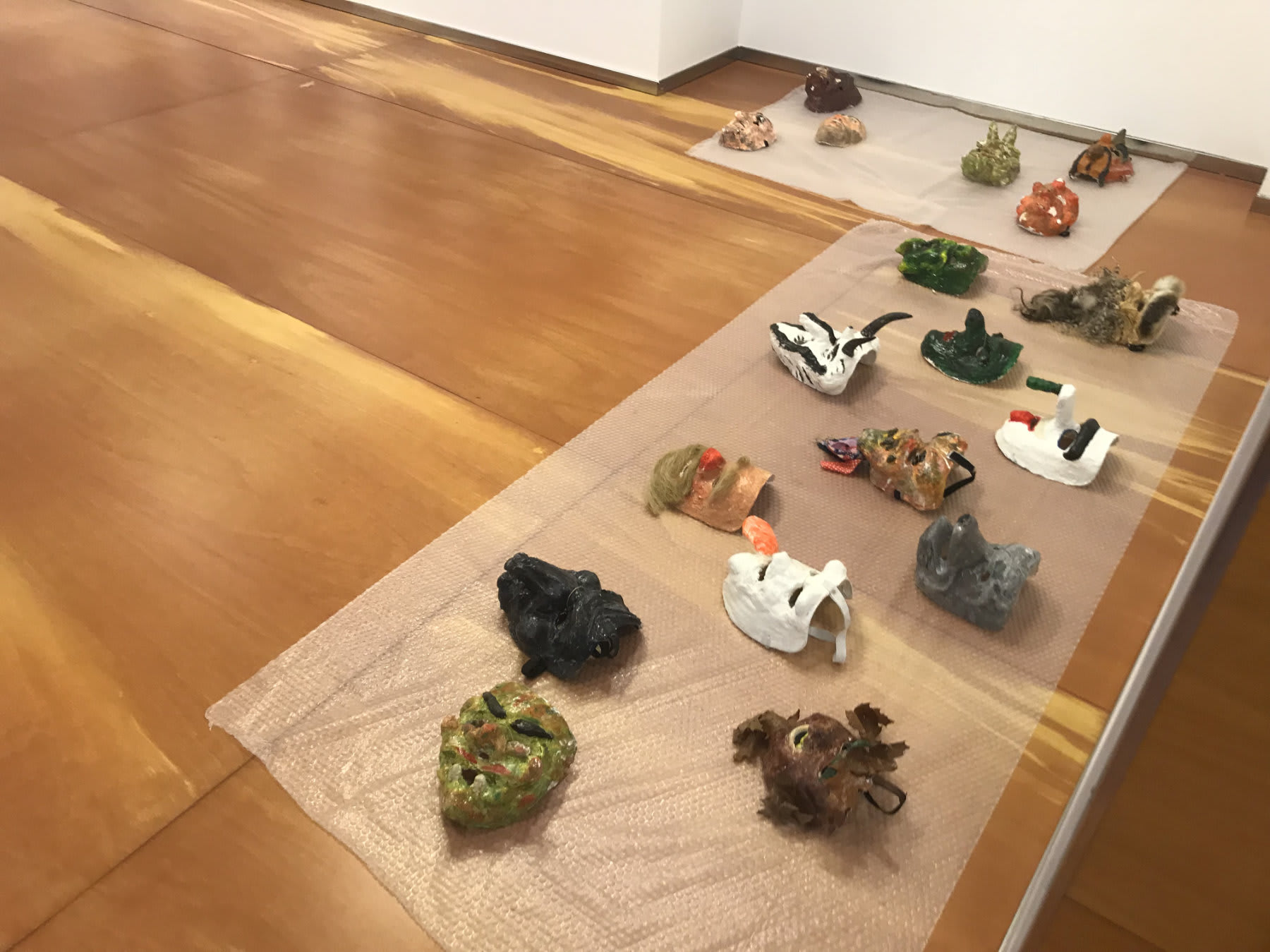 Una serie de máscaras de La Vijanera, listas para ser colgadas Una serie de máscaras de La Vijanera, listas para ser colgadas