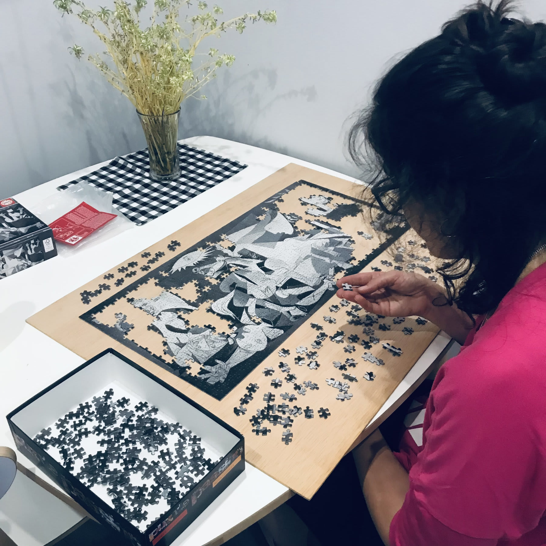 Sara, haciendo un puzzle Sara, haciendo un puzzle