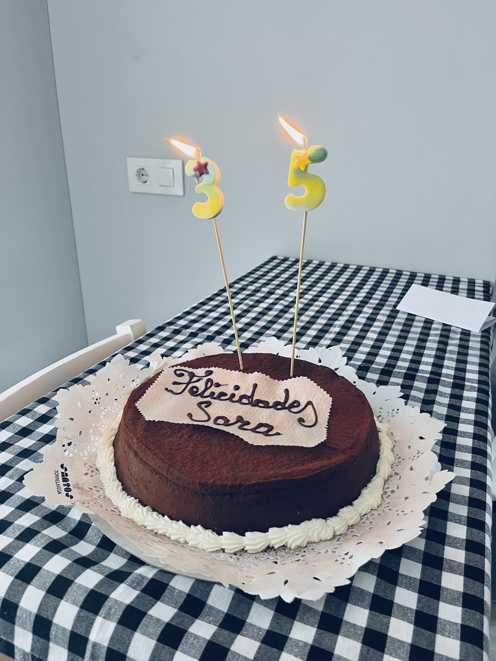 Un pastel de cumpleaños. Para hablar en la cua-cua lengua. Un pastel de cumpleaños. Para hablar en la cua-cua lengua.