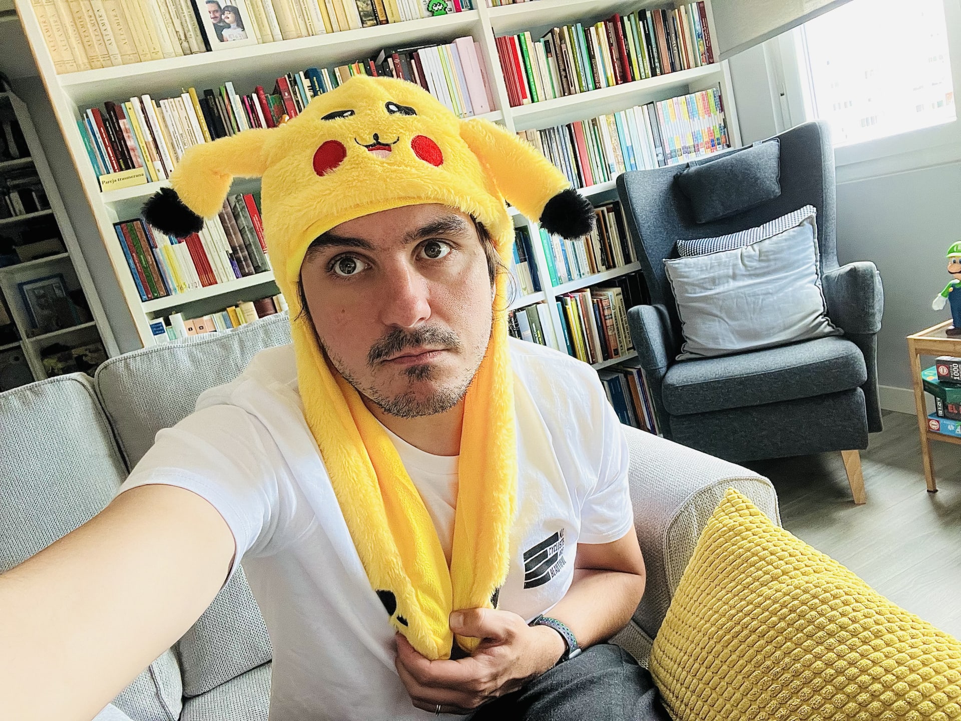 Autorretrato con un gorro de Pikachu Autorretrato con un gorro de Pikachu