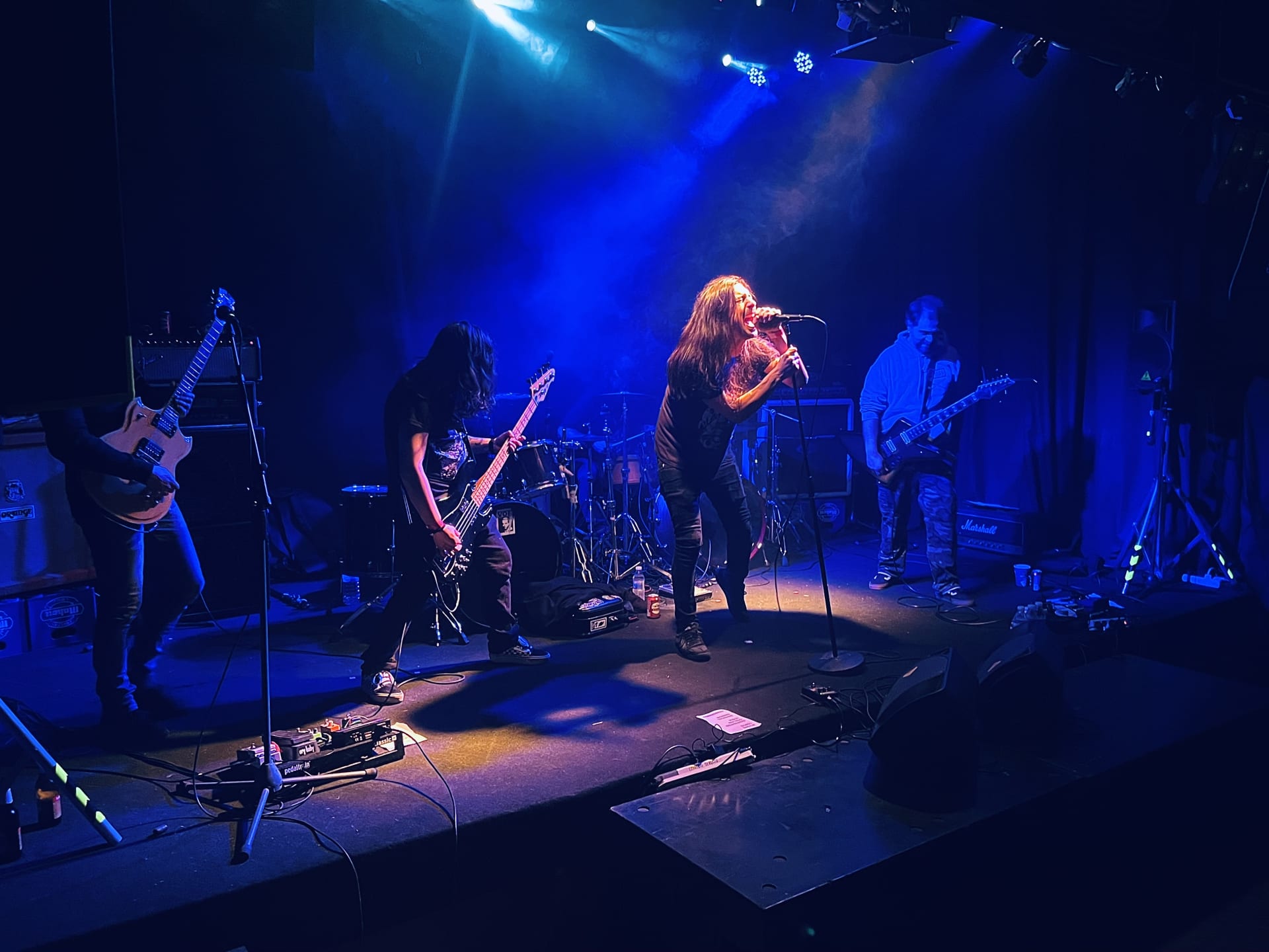 Voltaje Cadáver, en la A.C Octubre