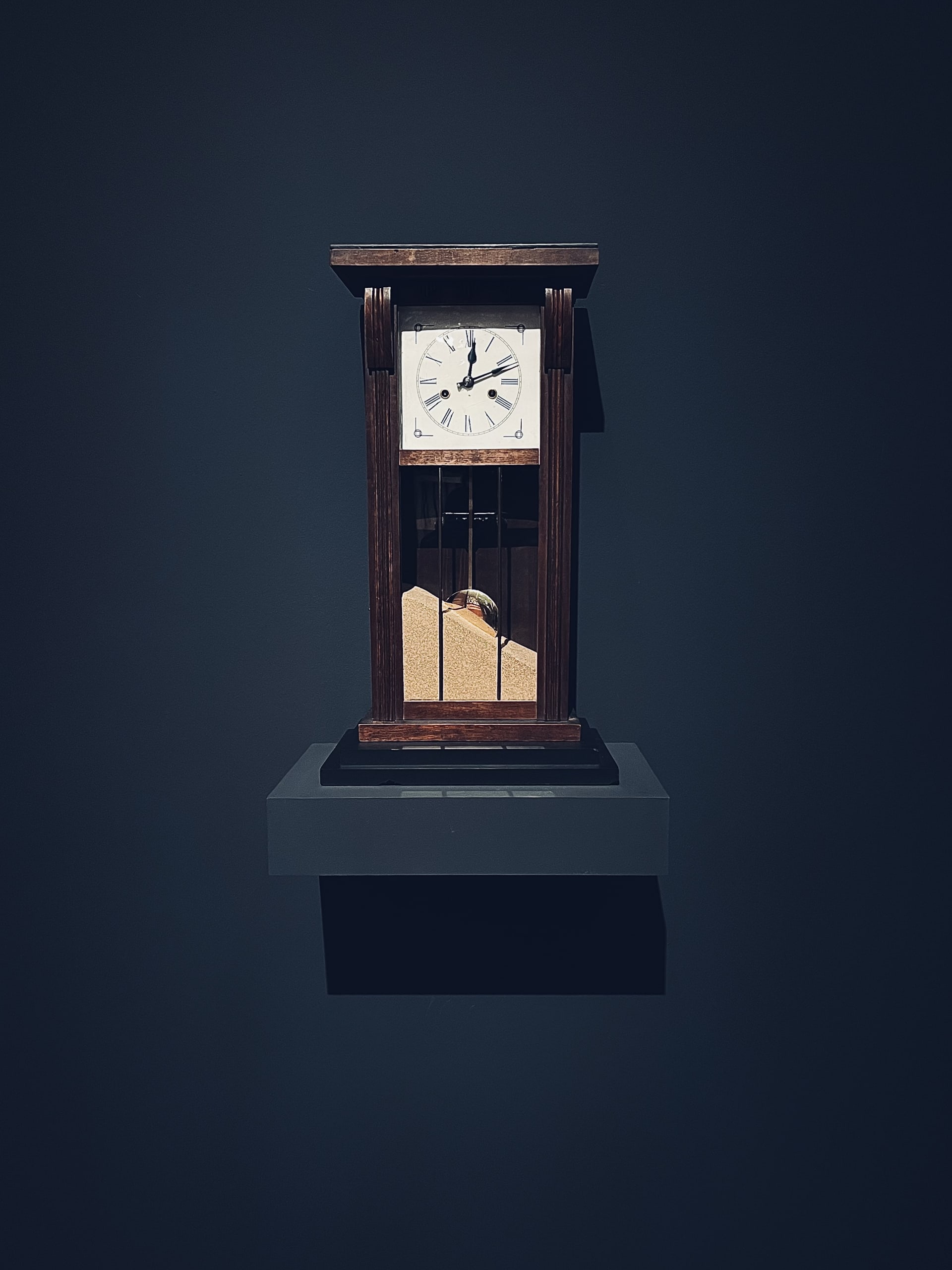 Una metáfora visual de un reloj antiguo con arena Una metáfora visual de un reloj antiguo con arena