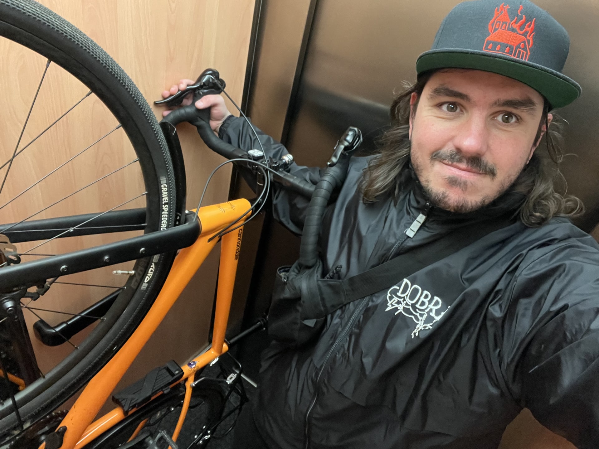 Yo en un ascensor con mi bicicleta