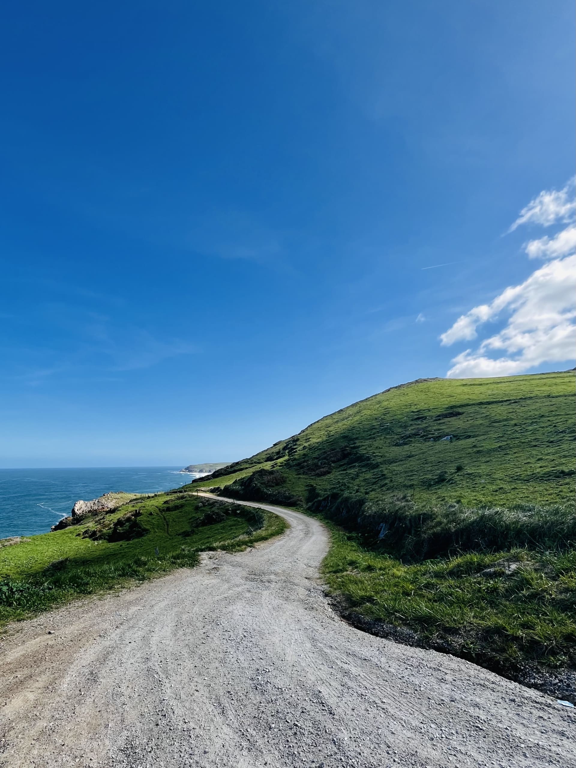 Una vista de un sendero al lado del mar