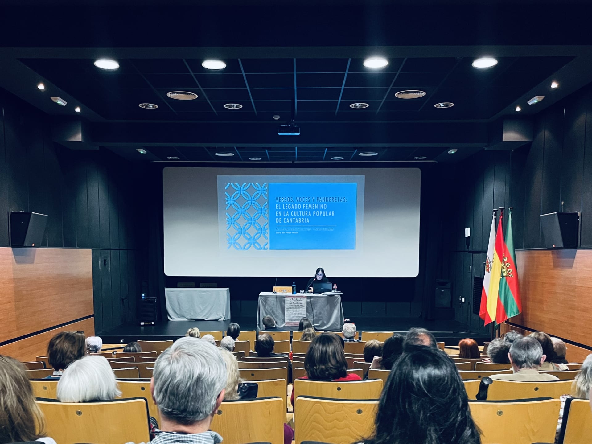 Sara dando una charla