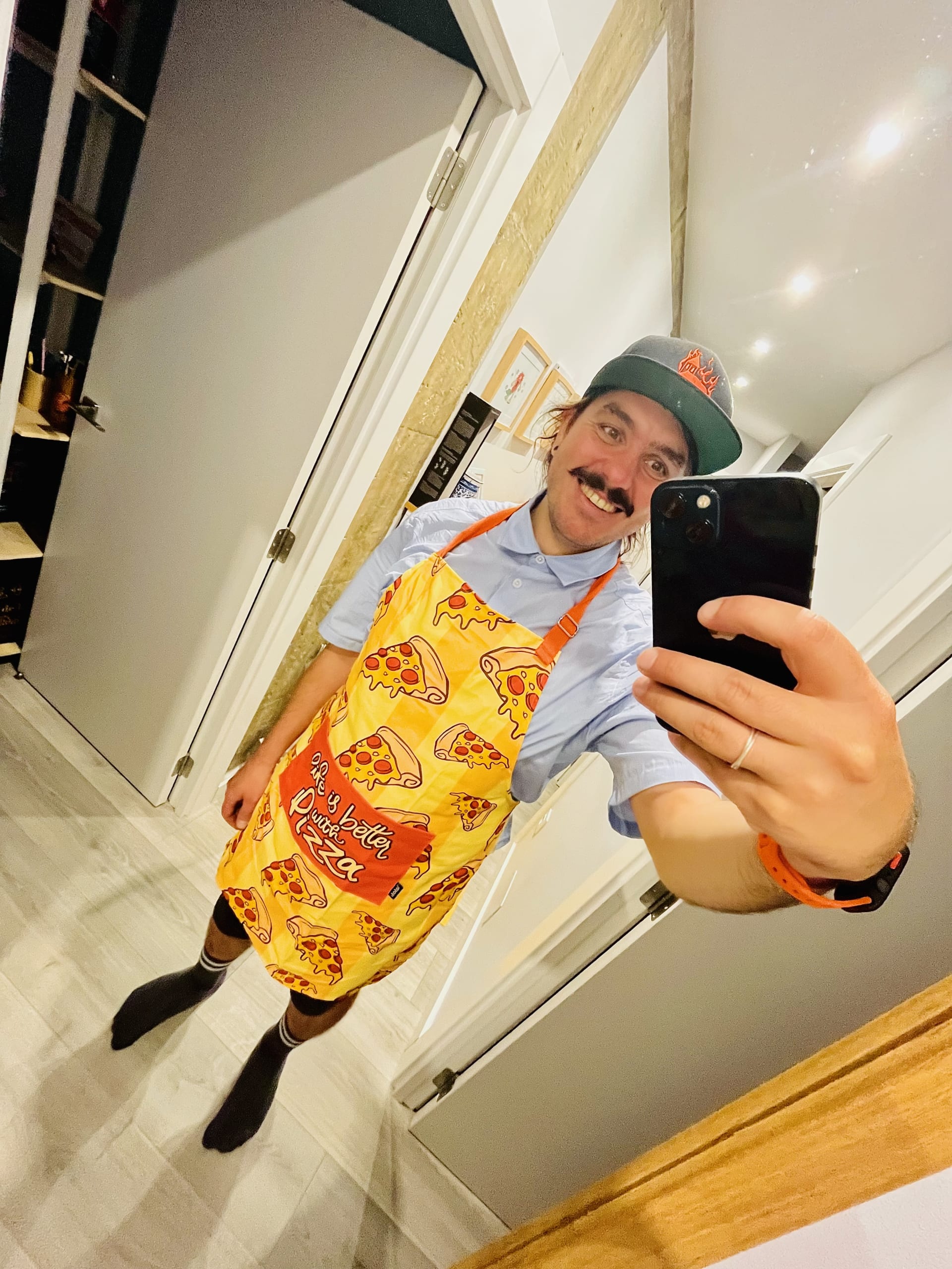 Un retato con mi nuevo mandil Un retato con mi nuevo mandil