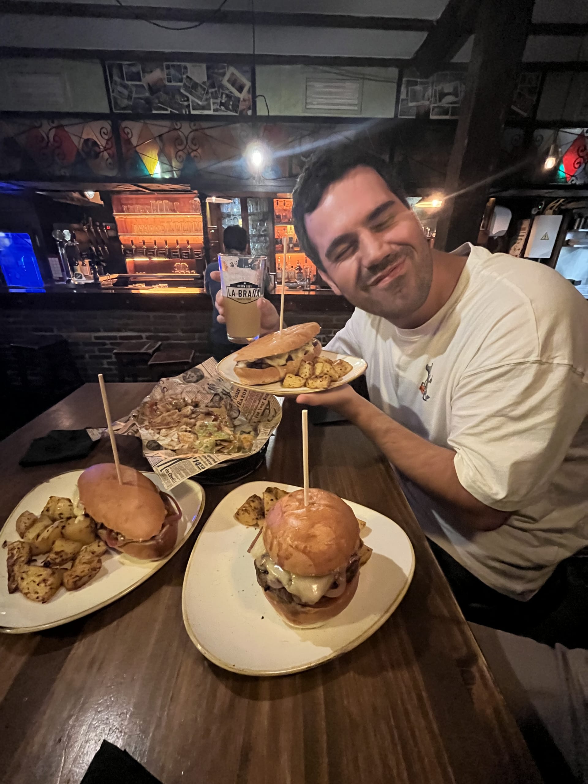 Carlos con una cena copiosa Carlos con una cena copiosa
