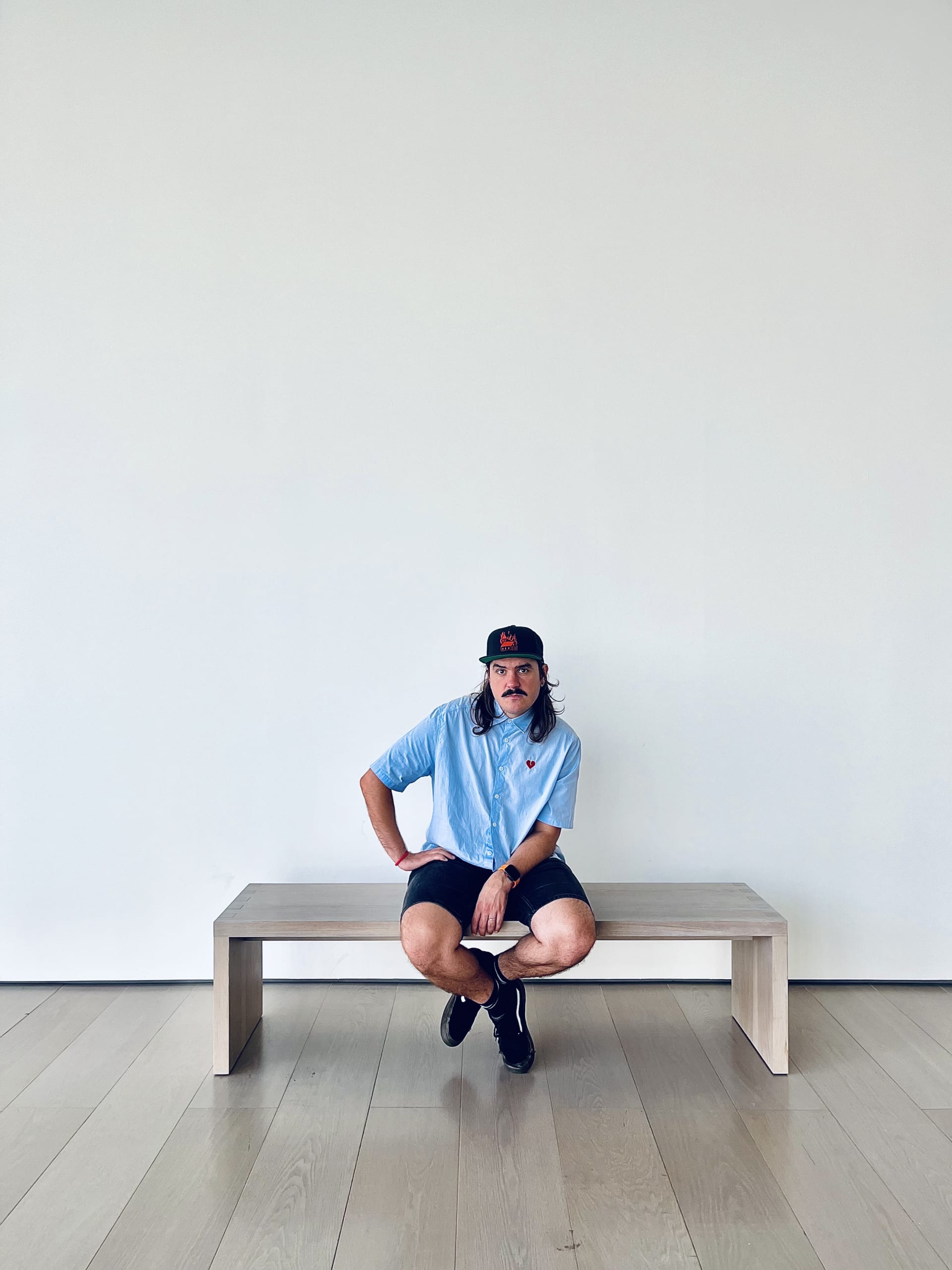 Un retrato mío. Con bigote y visera