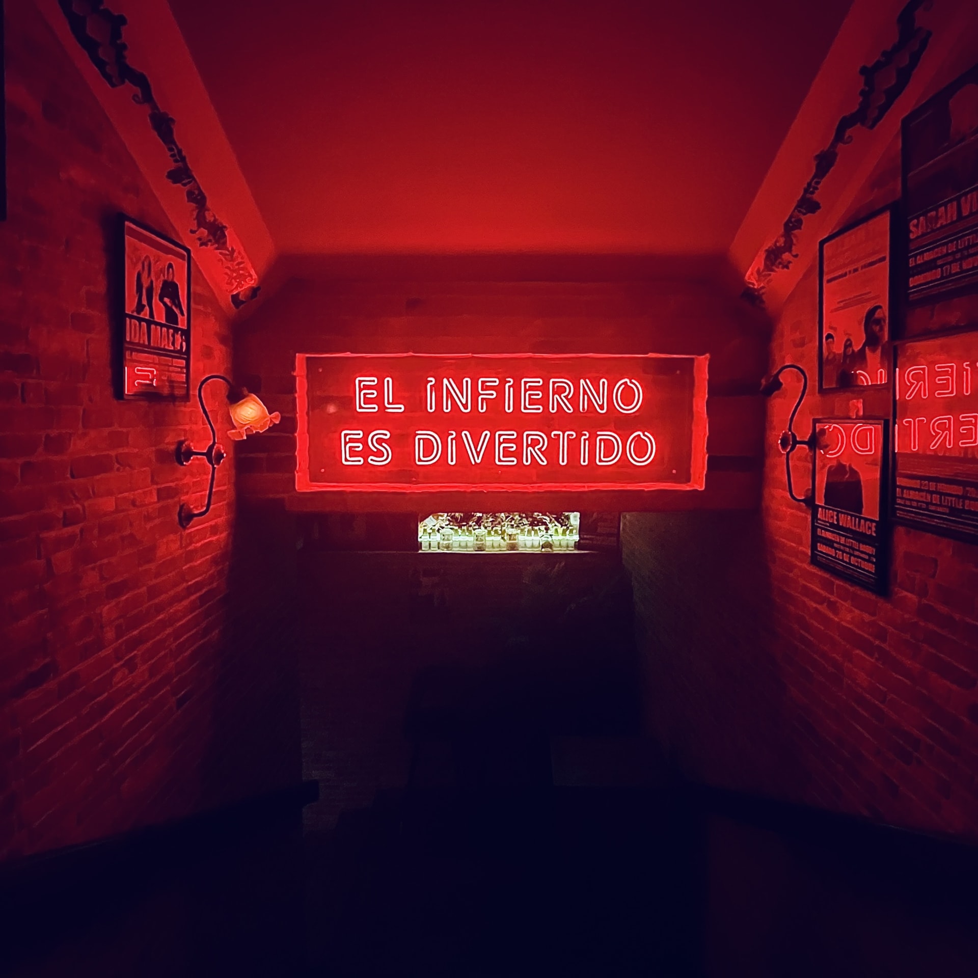 Un sótano con un neón que dice: El infierno es divertido Un sótano con un neón que dice: El infierno es divertido