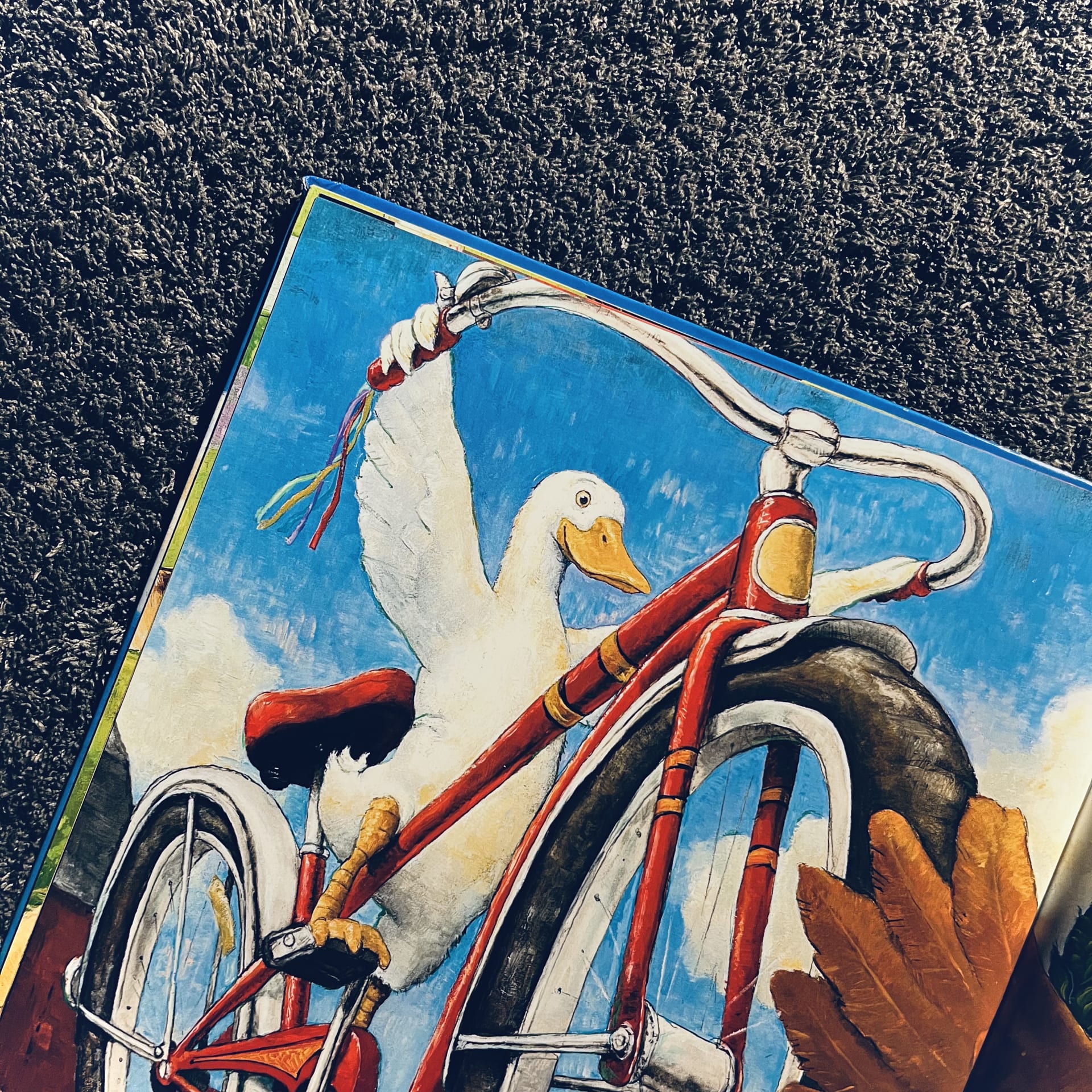 Una imagen interior del libro "Pato va en bici" Una imagen interior del libro "Pato va en bici"