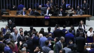 Câmara aprova urgência contra aumento do IOF e taxação das bets