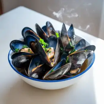 Steamed Mussels with Garlic and Parsley