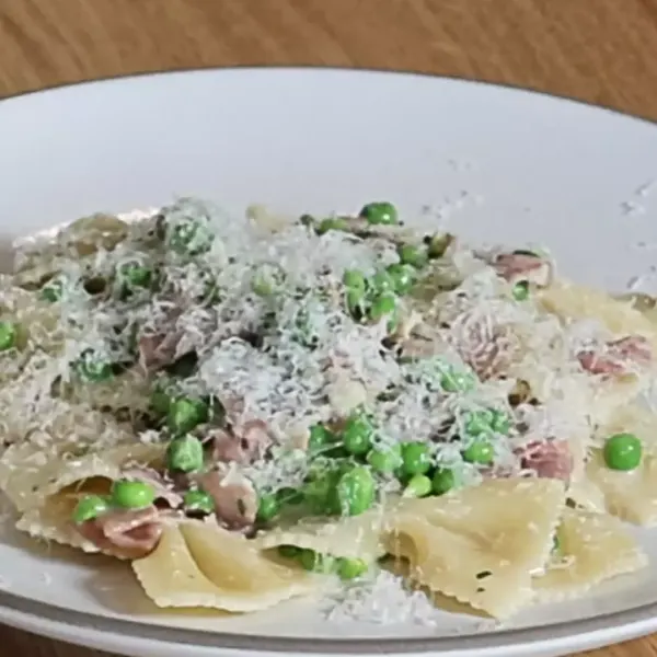 Pasta with Prosciutto, Peas, and Cream