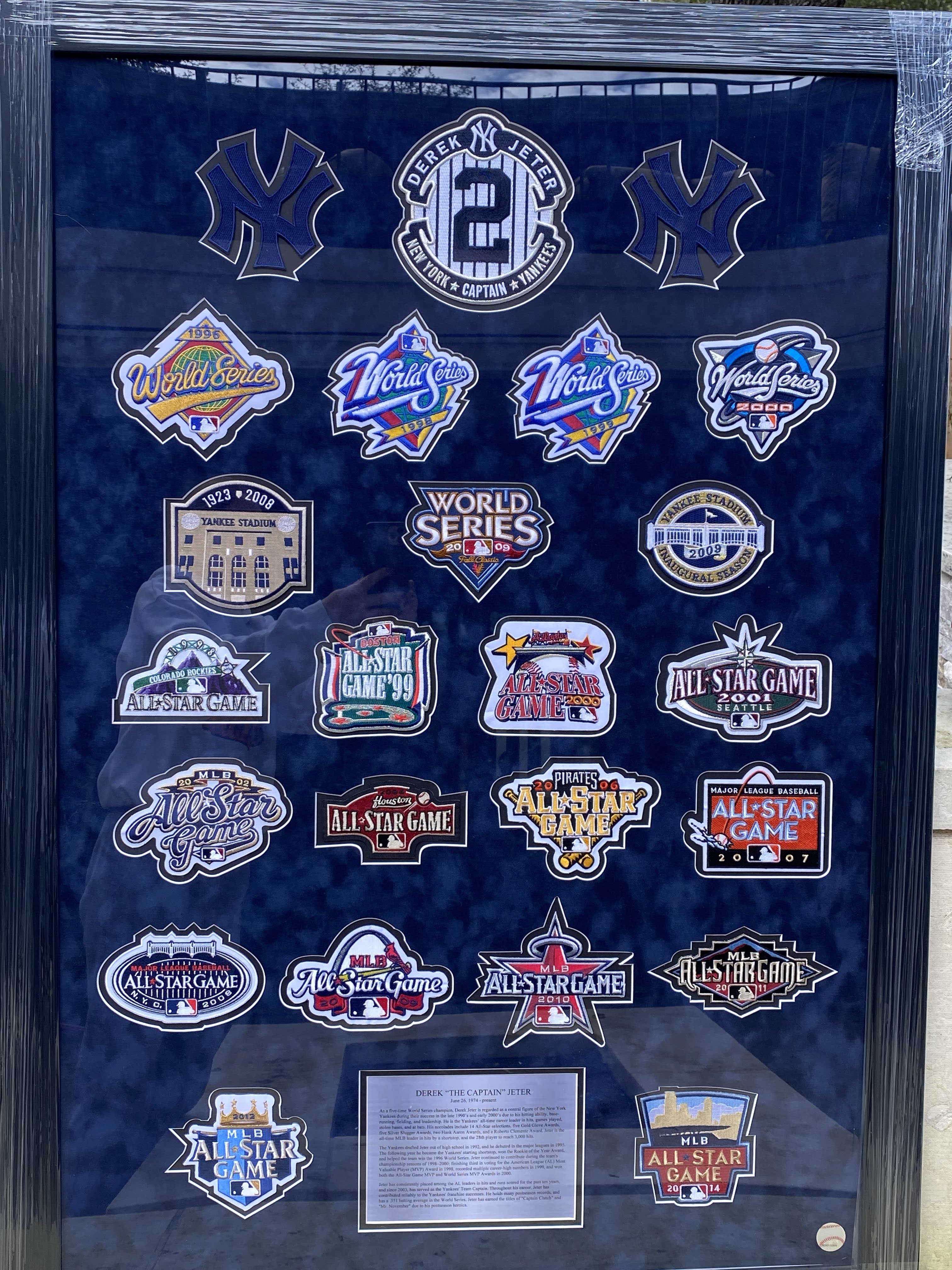 2009 World Series Commemorative Pin - Yankees vs. Phillies