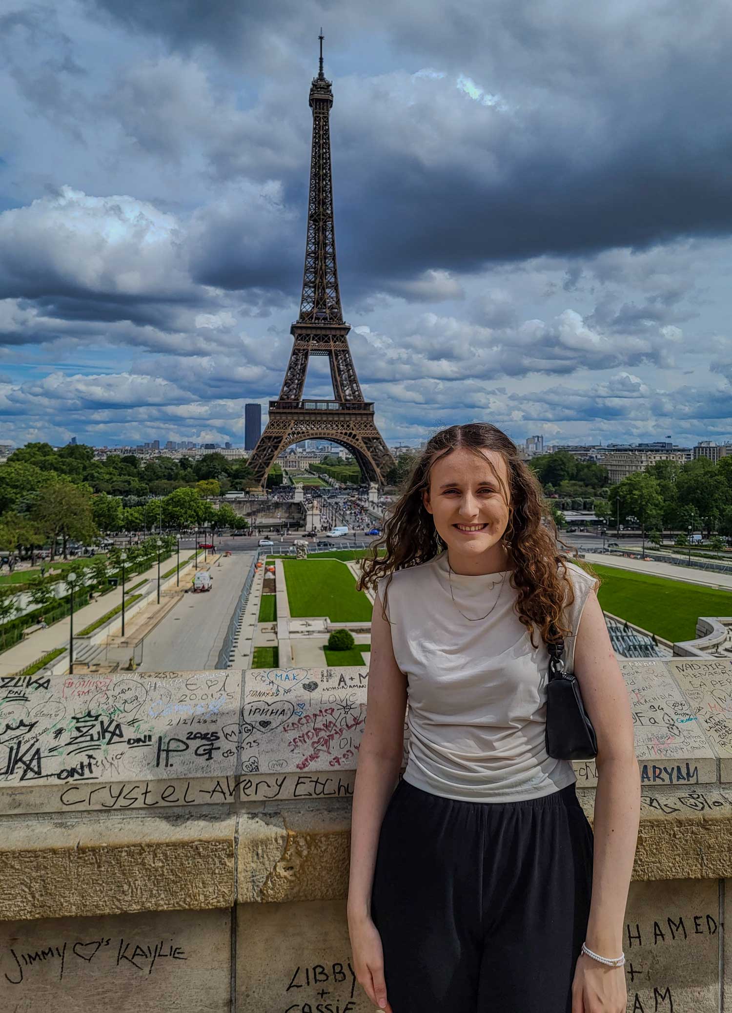 Dianh Herb in Paris vor dem Eifelturm