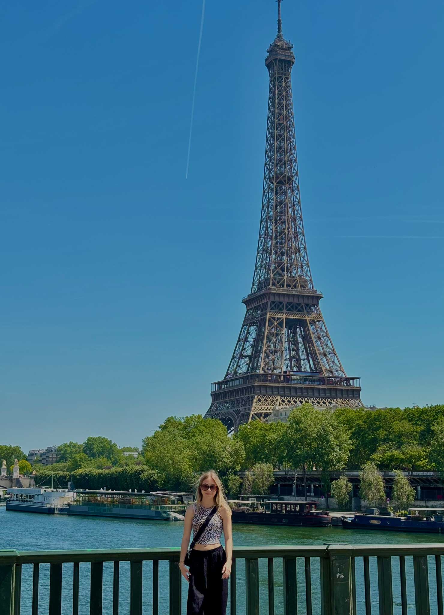 Sophia Haug in Paris vor dem Eifelturm