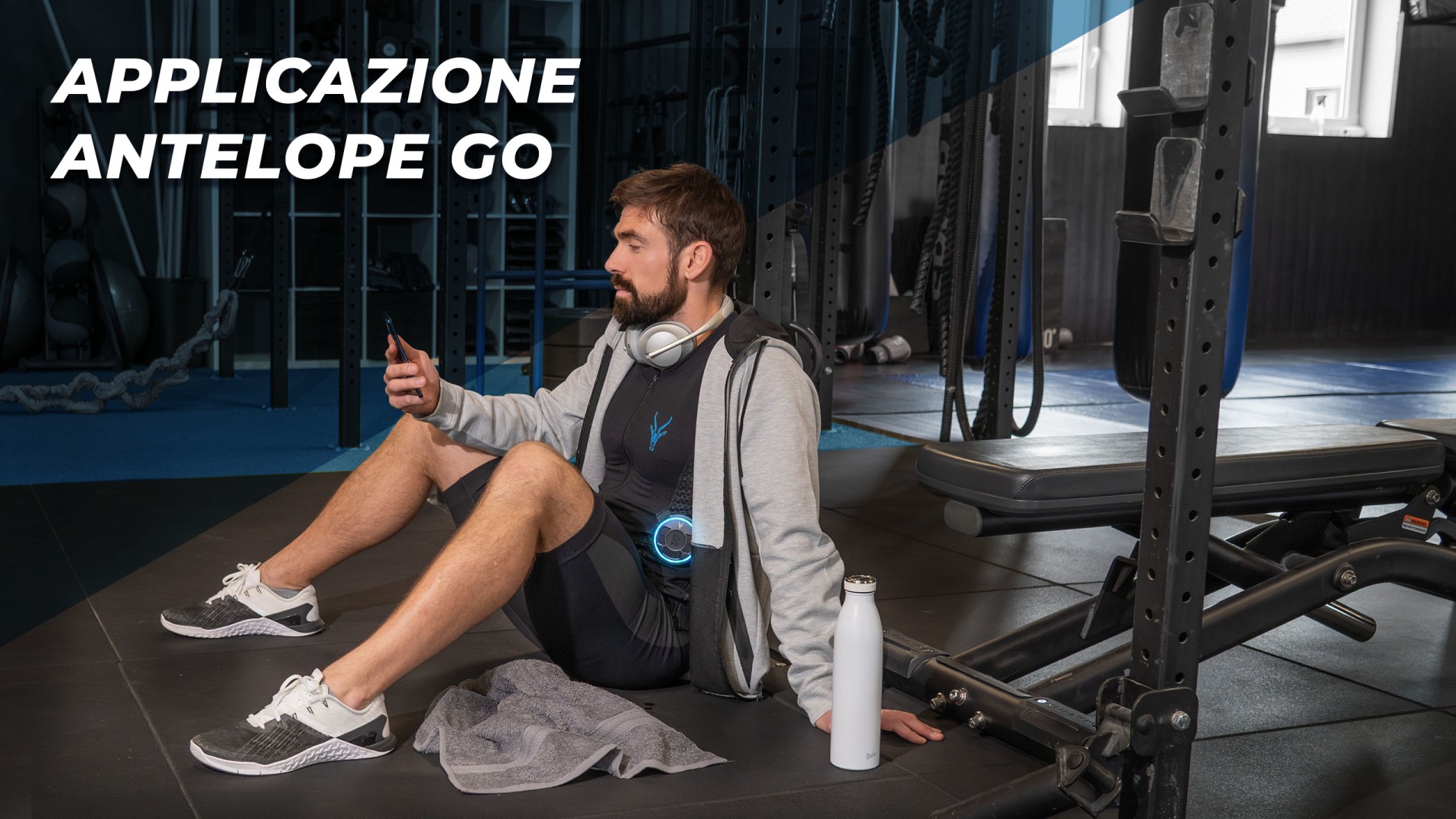Un uomo utilizza l’app Antelope Go per l’allenamento EMS in palestra.