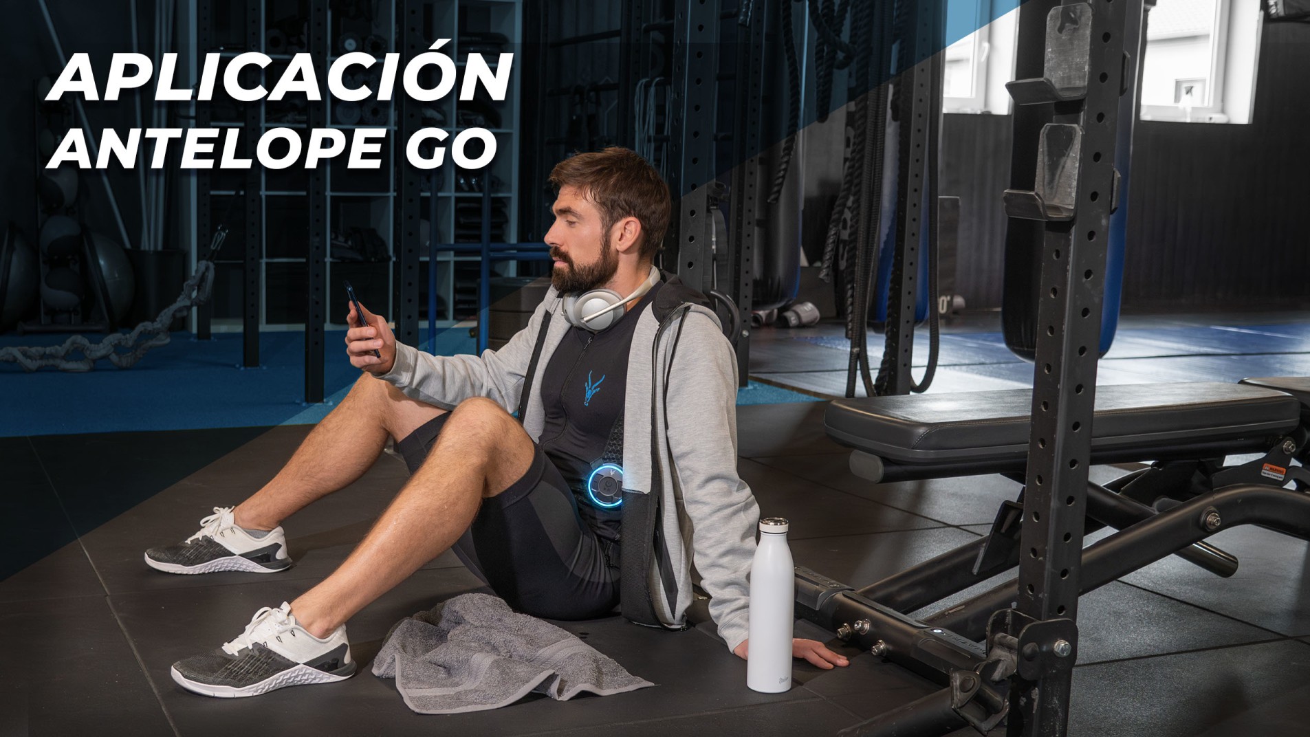 Un hombre utiliza la app Antelope Go para el entrenamiento EMS en el gimnasio.