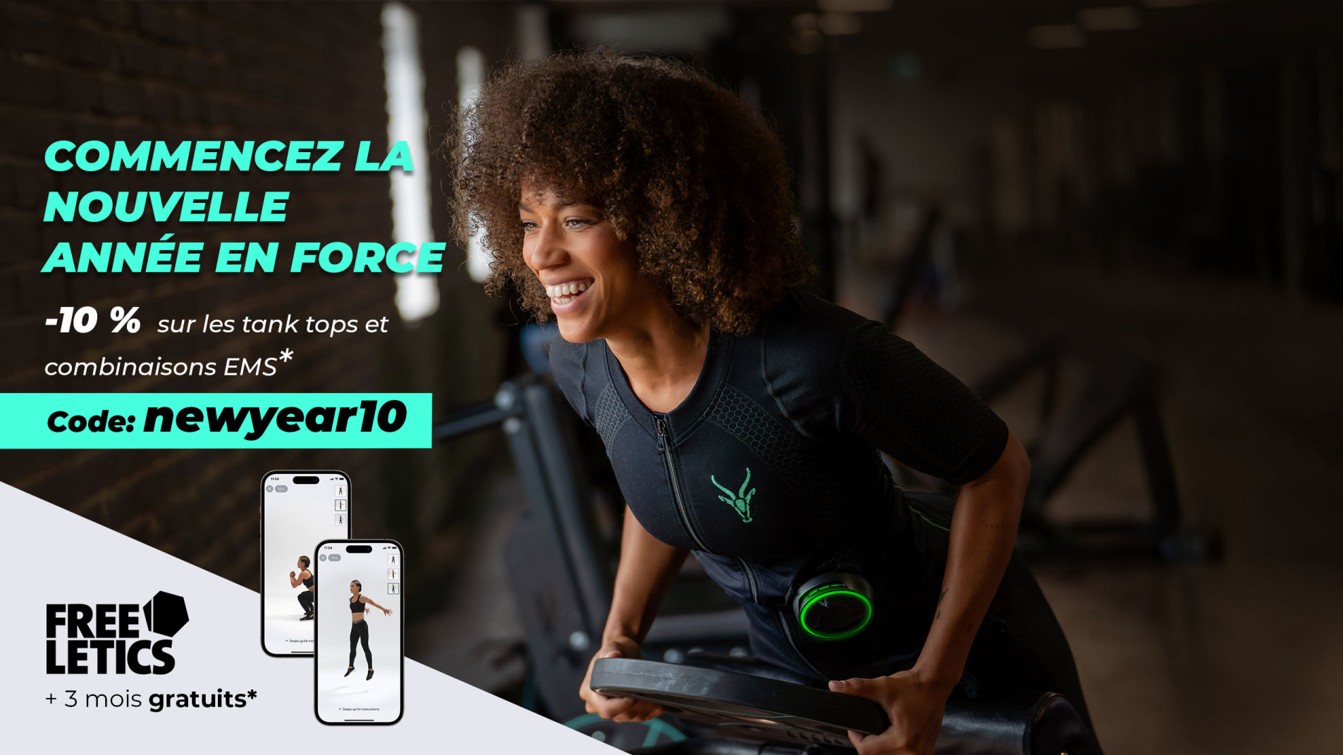 Une femme s'entraîne de bonne humeur dans une salle de sport avec la combinaison EMS Antelope, à côté du texte : -10 % sur les combinaisons EMS et les débardeurs, code : newyear10 + Freeletics gratuit*