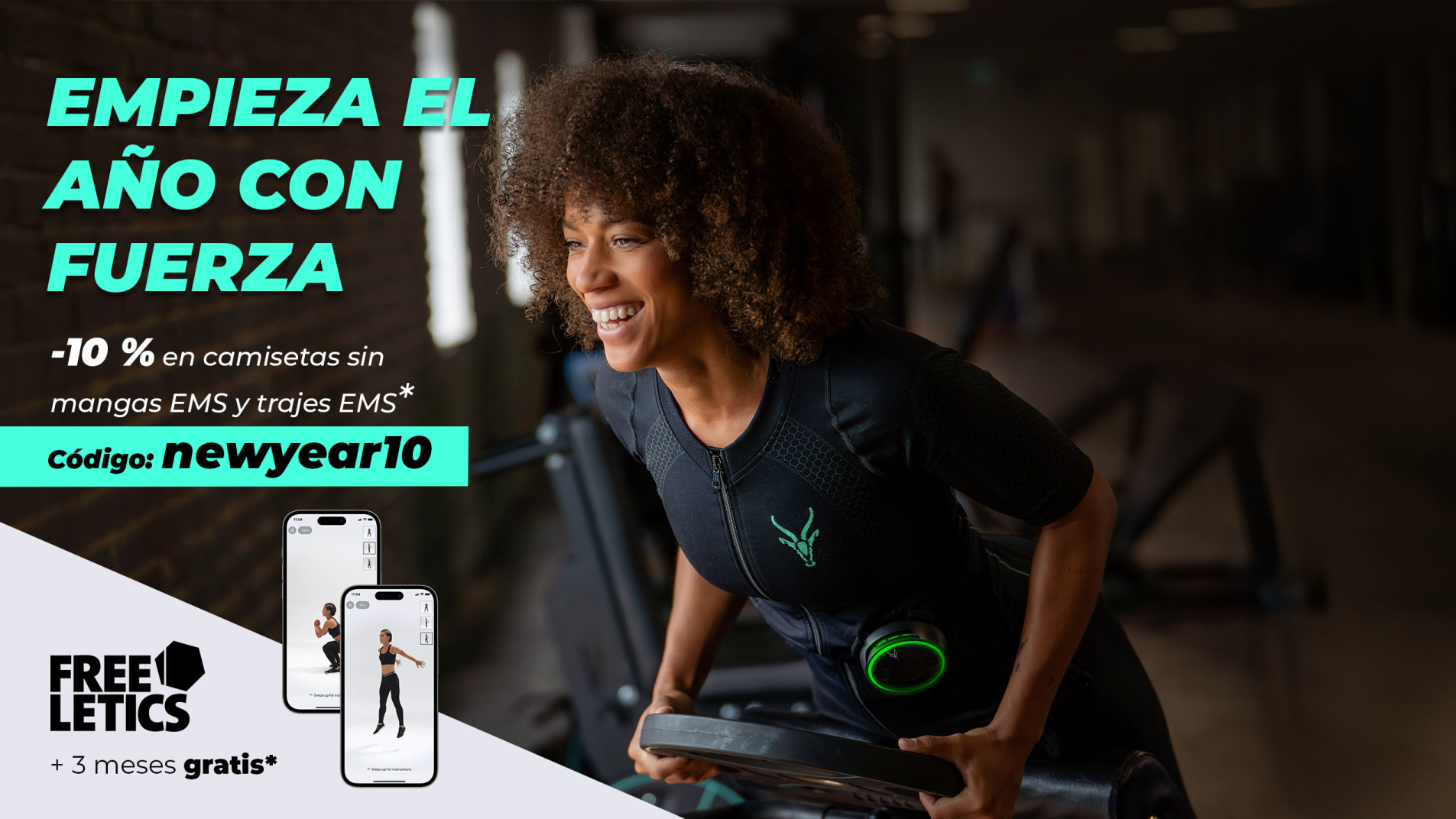 Una mujer entrena alegremente en el gimnasio con el traje EMS Antelope, junto a ella aparece el texto: –10 % en trajes EMS y camisetas sin mangas, código: newyear10 + Freeletics gratis.*