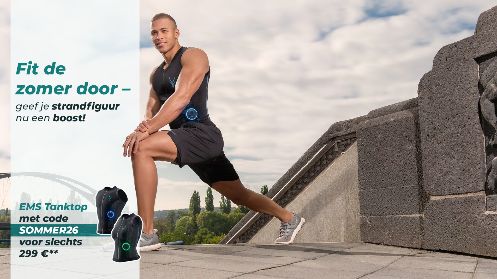 Een sportieve man doet oefeningen terwijl hij een EMS Tanktop van Antelope draagt. Op de afbeelding staat: "Fit de zomer door – geef je strandfiguur nu een boost! EMS Tanktop met code SOMMER26 voor slechts 299 €**"