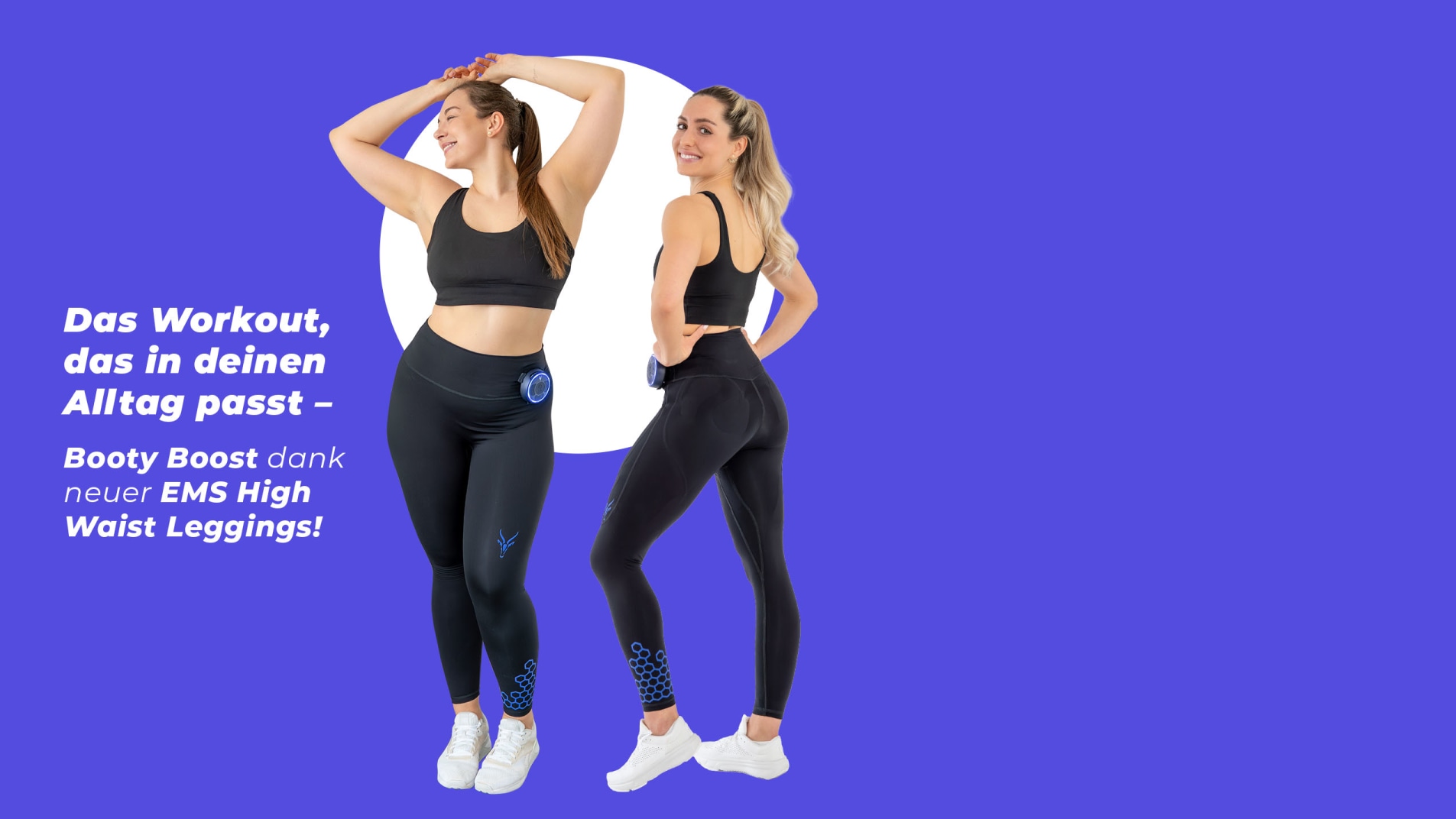 Zwei Frauen in schwarzen Antelope EMS High Waist Leggings mit integriertem EMS-Booster vor einem lila Hintergrund mit der Aufschrift 'Booty Boost'.