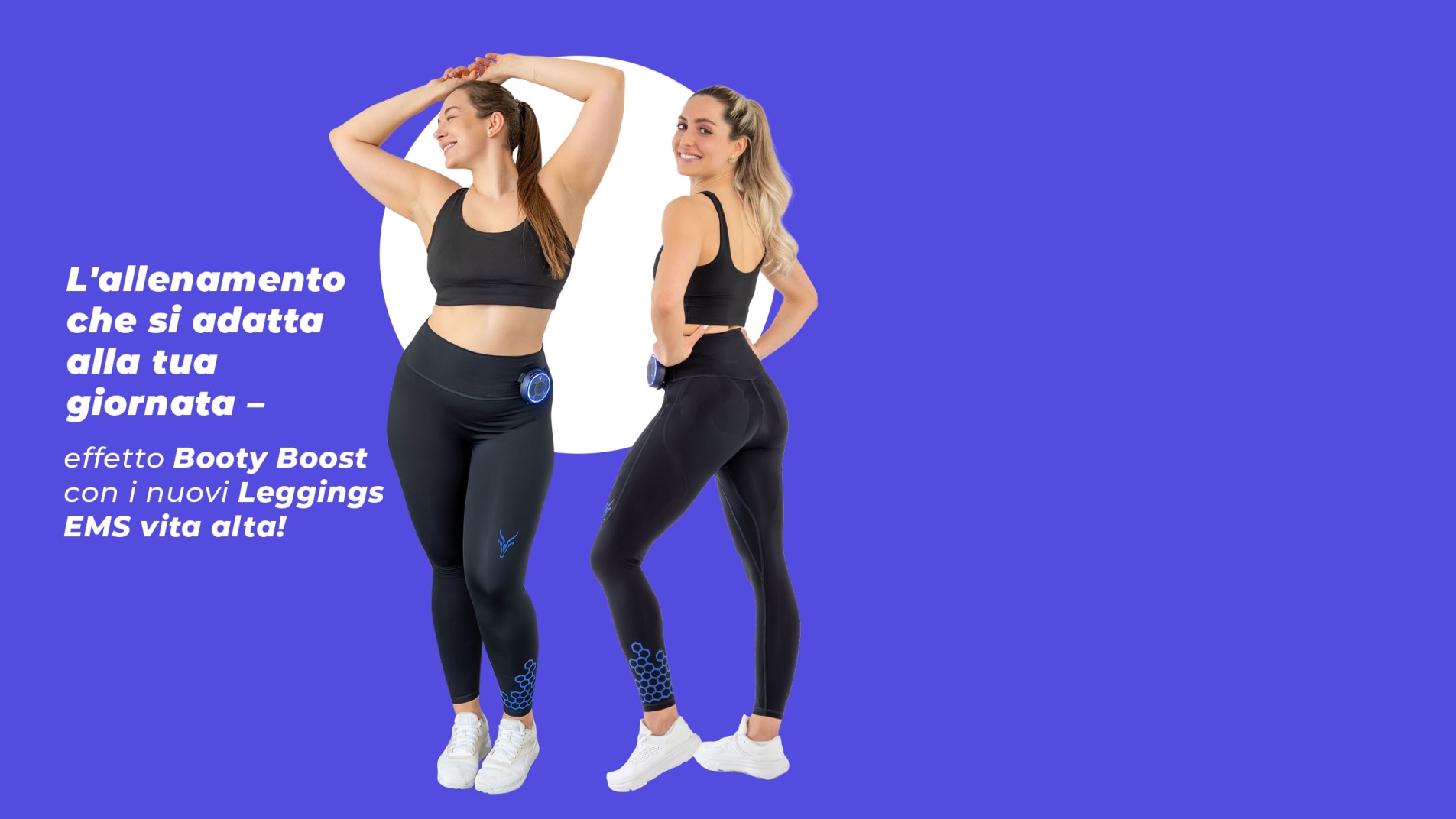 Due donne indossano i leggings EMS a vita alta neri di Antelope con booster EMS integrato, davanti a uno sfondo viola con la scritta «Booty Boost».