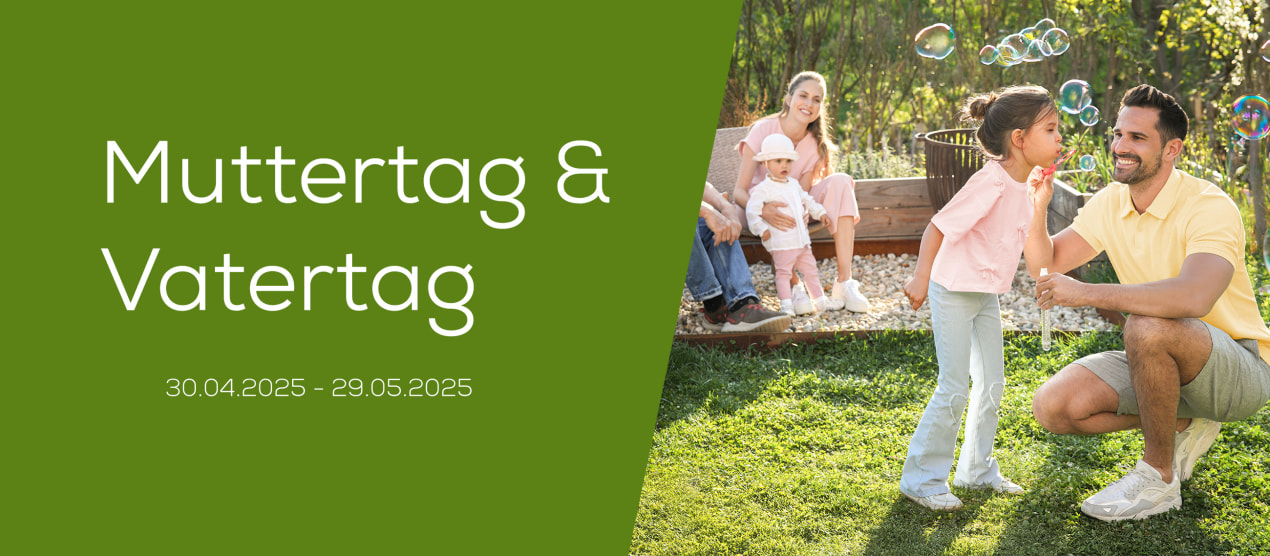 Eine Familie spielt auf diesem Banner im Garten, der Text daneben sagt: Muttertag & Vatertag vom 30. April bis 29. März 2025