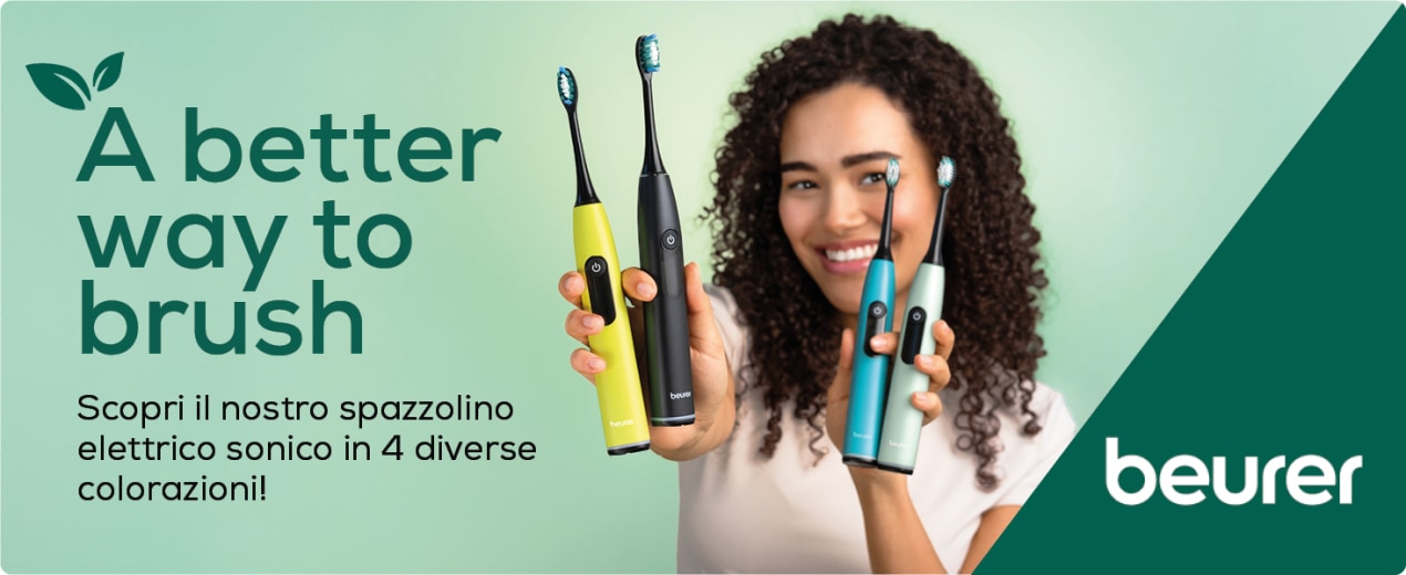 Giovane donna sorridente che tiene in mano 4 spazzolini sonici SC 50 di Beurer; sovrapposizione di testo: “A better way to brush” (Un modo migliore per lavarsi i denti)