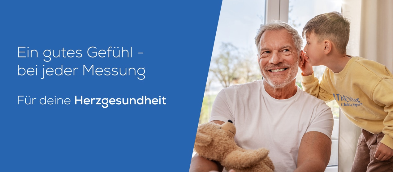 „Ein gutes Gefühl – bei jeder Messung. Für deine Herzgesundheit“. Rechts Kind umarmt lachend älteren Mann, hält ihm die Augen zu.