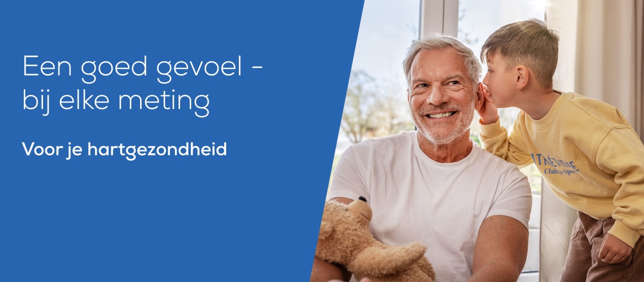 "Een goed gevoel - bij elke meting. Voor de gezondheid van je hart". Kind rechts omhelst oudere man, lacht, bedekt zijn ogen.