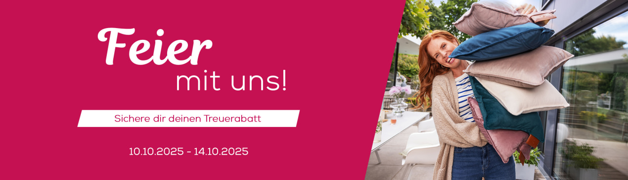 Frau hält Stapel Heatys wie Geschenke vor sich zum Beurer Shop Geburtstag vom 10.10 bis 14.10