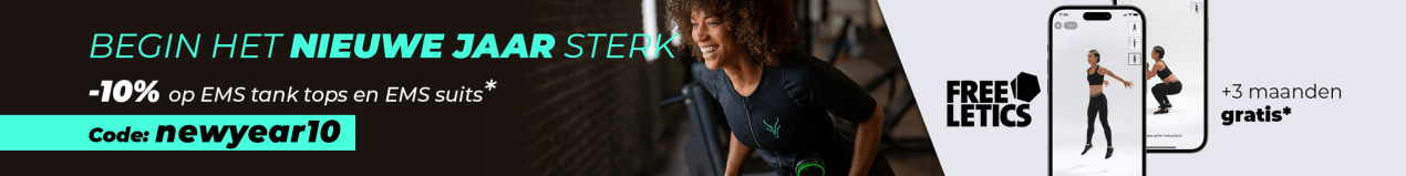 Een sportieve jonge vrouw in een EMS-pak traint met gewichten in de sportschool. Ze is goedgehumeurd. Naast haar staat: “Sterk het nieuwe jaar in – 10% korting op EMS-tanktops en EMS-pakken – code: newyear10 + 3 maanden Freeletics gratis*”.