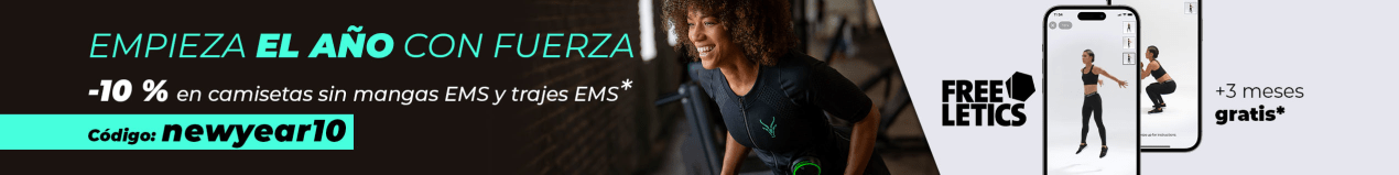 Una joven deportista con un traje EMS entrena con pesas en el gimnasio. Está de buen humor. Junto a ella se lee: «Empieza el año con fuerza: 10 % de descuento en camisetas sin mangas EMS y trajes EMS. Código: newyear10 + 3 meses gratis de Freeletics*».
