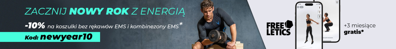 Muskularny mężczyzna w kombinezonie EMS trenuje na siłowni z hantlami. Obok niego widnieje napis: „Wkrocz w nowy rok z siłą – 10% zniżki na koszulki bez rękawów EMS i kombinezony EMS – kod: newyear10 + 3 miesiące Freeletics gratis*”.