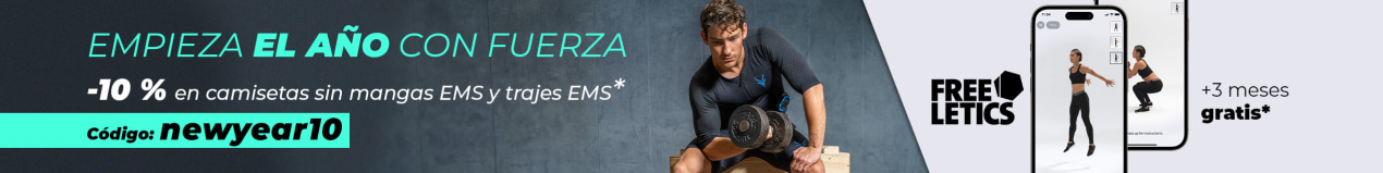 Un hombre musculoso con un traje EMS entrena en el gimnasio con mancuernas. A su lado se lee: «Empieza el año con fuerza: 10 % de descuento en camisetas sin mangas EMS y trajes EMS. Código: newyear10 + 3 meses gratis de Freeletics*».